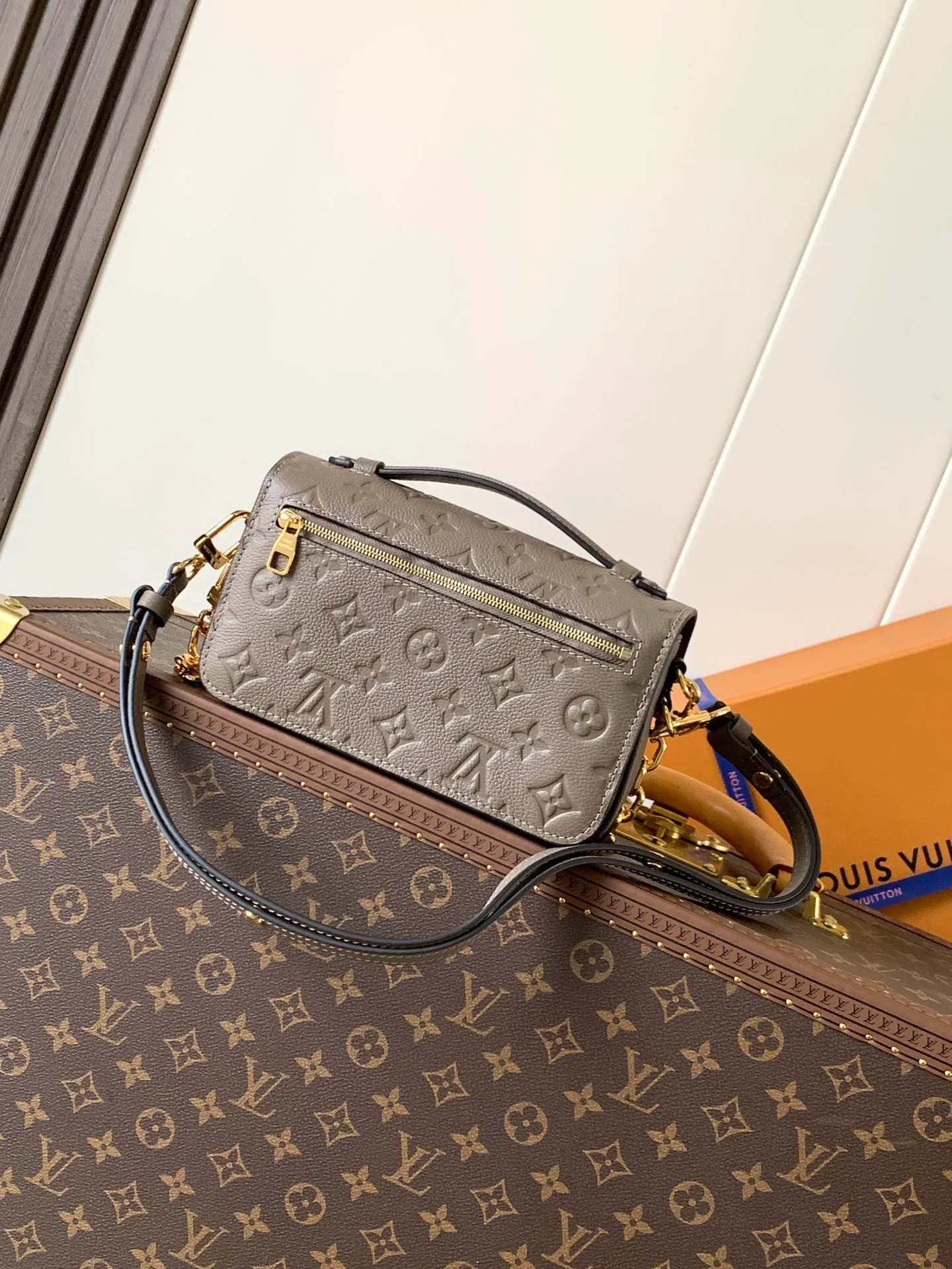 💰980 (top layer leather) top original single transcoding chip, customized first layer cowhide M25910 olive green M14322 milk apricot M46595 black M22942 beige M23081 apricot M23940 purple print M46596 black print M12735 brown print M47045 pink top original single This Pochette Métis East West handbag is made from Monogram Empreinte embossed leather shows the fusion of brand style and modern elements. The traditional S-lock clasp and detachable short chain have a metallic sheen, and the sophisticated construction includes a neat interior and adjustable shoulder straps for easy urban mobility.   Dimensions 21.5 x 13.5 x 6.0 cm (L x H x W) • Embossed soft-grained cowhide • Soft-grained cowhide trim • Microfiber lining • Metal hardware • S-lock • Zippered outer pocket • Inner compartment • Central zipped inner pocket • Removable and adjustable shoulder strap • Adjustable chain strap • Single handle • Shoulder strap: removable, adjustable • Strap half length: 29.0 cm • Strap half length adjustable to: 45.0 cm • Chain: removable • Chain half length: 19.0 cm • Handle: Single handle