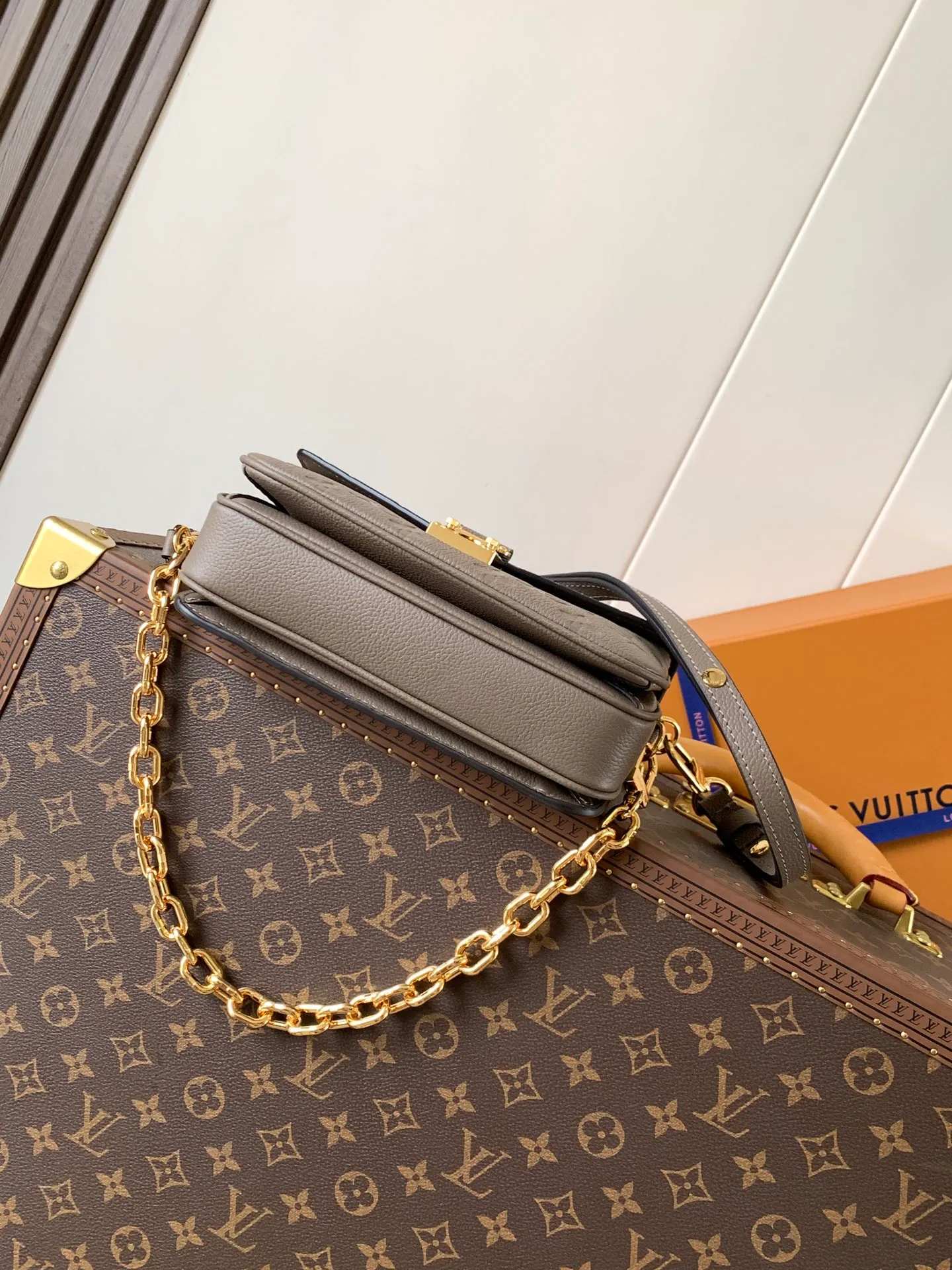 💰980 (top layer leather) top original single transcoding chip, customized first layer cowhide M25910 olive green M14322 milk apricot M46595 black M22942 beige M23081 apricot M23940 purple print M46596 black print M12735 brown print M47045 pink top original single This Pochette Métis East West handbag is made from Monogram Empreinte embossed leather shows the fusion of brand style and modern elements. The traditional S-lock clasp and detachable short chain have a metallic sheen, and the sophisticated construction includes a neat interior and adjustable shoulder straps for easy urban mobility.   Dimensions 21.5 x 13.5 x 6.0 cm (L x H x W) • Embossed soft-grained cowhide • Soft-grained cowhide trim • Microfiber lining • Metal hardware • S-lock • Zippered outer pocket • Inner compartment • Central zipped inner pocket • Removable and adjustable shoulder strap • Adjustable chain strap • Single handle • Shoulder strap: removable, adjustable • Strap half length: 29.0 cm • Strap half length adjustable to: 45.0 cm • Chain: removable • Chain half length: 19.0 cm • Handle: Single handle
