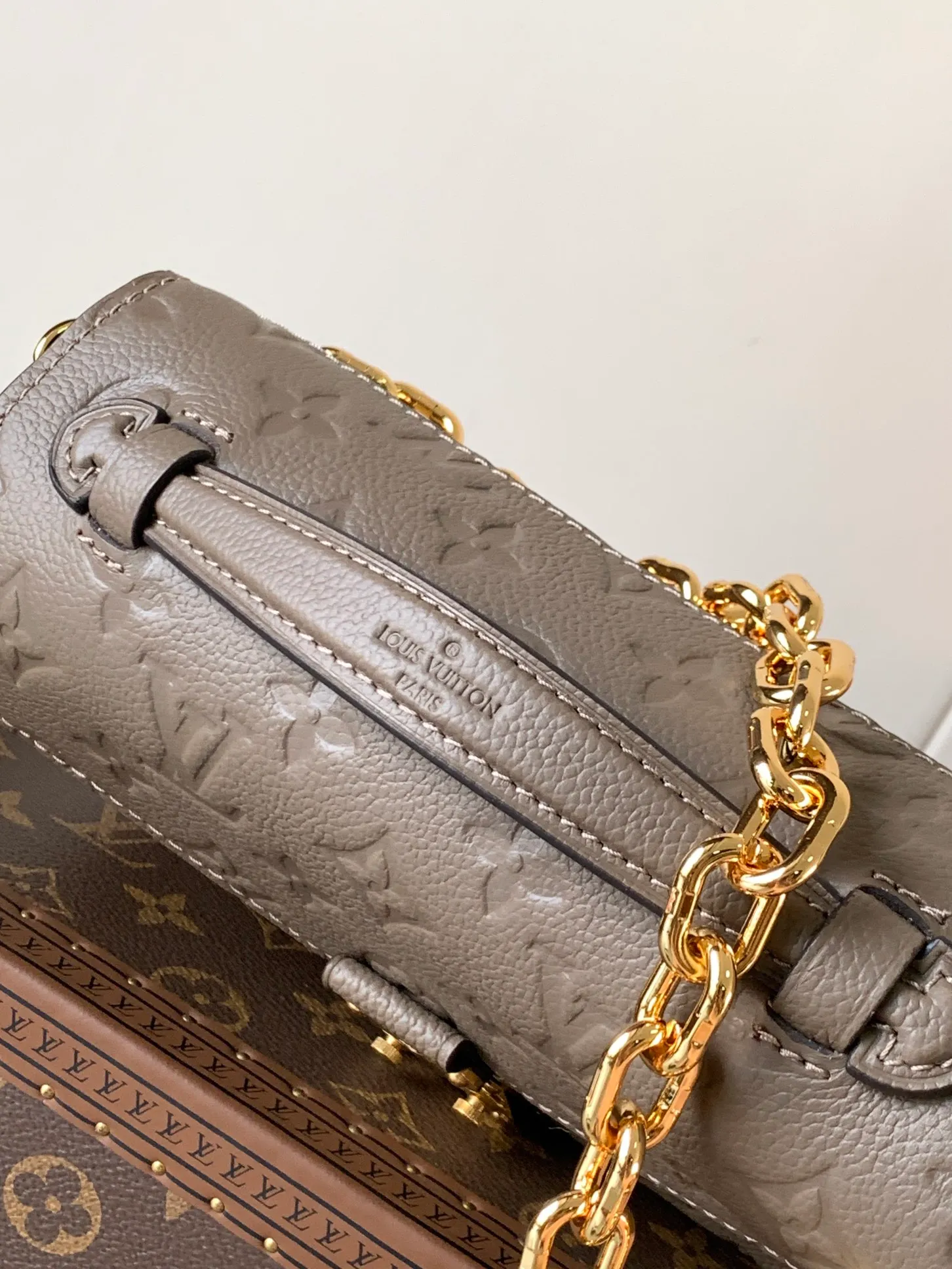 💰980 (top layer leather) top original single transcoding chip, customized first layer cowhide M25910 olive green M14322 milk apricot M46595 black M22942 beige M23081 apricot M23940 purple print M46596 black print M12735 brown print M47045 pink top original single This Pochette Métis East West handbag is made from Monogram Empreinte embossed leather shows the fusion of brand style and modern elements. The traditional S-lock clasp and detachable short chain have a metallic sheen, and the sophisticated construction includes a neat interior and adjustable shoulder straps for easy urban mobility.   Dimensions 21.5 x 13.5 x 6.0 cm (L x H x W) • Embossed soft-grained cowhide • Soft-grained cowhide trim • Microfiber lining • Metal hardware • S-lock • Zippered outer pocket • Inner compartment • Central zipped inner pocket • Removable and adjustable shoulder strap • Adjustable chain strap • Single handle • Shoulder strap: removable, adjustable • Strap half length: 29.0 cm • Strap half length adjustable to: 45.0 cm • Chain: removable • Chain half length: 19.0 cm • Handle: Single handle