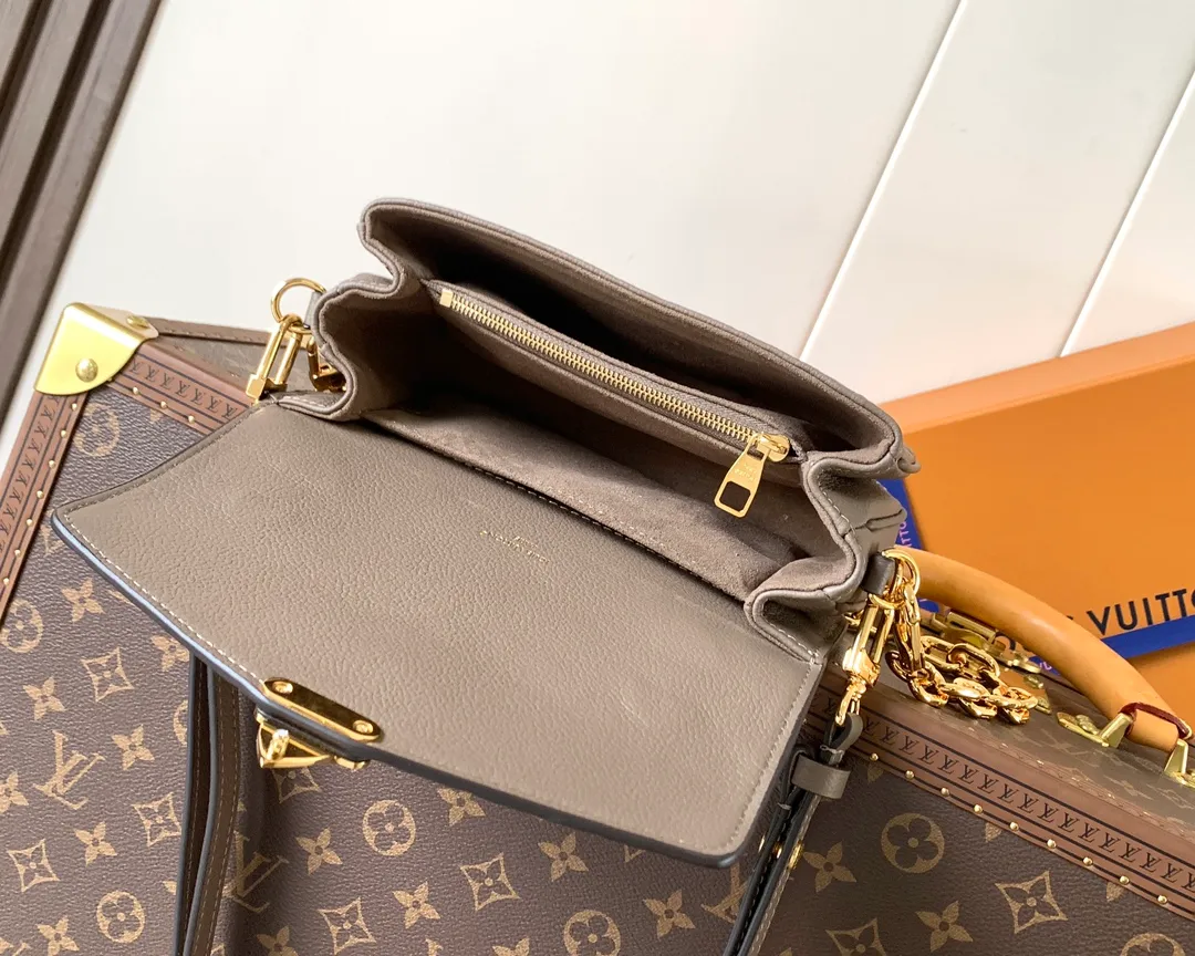💰980 (top layer leather) top original single transcoding chip, customized first layer cowhide M25910 olive green M14322 milk apricot M46595 black M22942 beige M23081 apricot M23940 purple print M46596 black print M12735 brown print M47045 pink top original single This Pochette Métis East West handbag is made from Monogram Empreinte embossed leather shows the fusion of brand style and modern elements. The traditional S-lock clasp and detachable short chain have a metallic sheen, and the sophisticated construction includes a neat interior and adjustable shoulder straps for easy urban mobility.   Dimensions 21.5 x 13.5 x 6.0 cm (L x H x W) • Embossed soft-grained cowhide • Soft-grained cowhide trim • Microfiber lining • Metal hardware • S-lock • Zippered outer pocket • Inner compartment • Central zipped inner pocket • Removable and adjustable shoulder strap • Adjustable chain strap • Single handle • Shoulder strap: removable, adjustable • Strap half length: 29.0 cm • Strap half length adjustable to: 45.0 cm • Chain: removable • Chain half length: 19.0 cm • Handle: Single handle