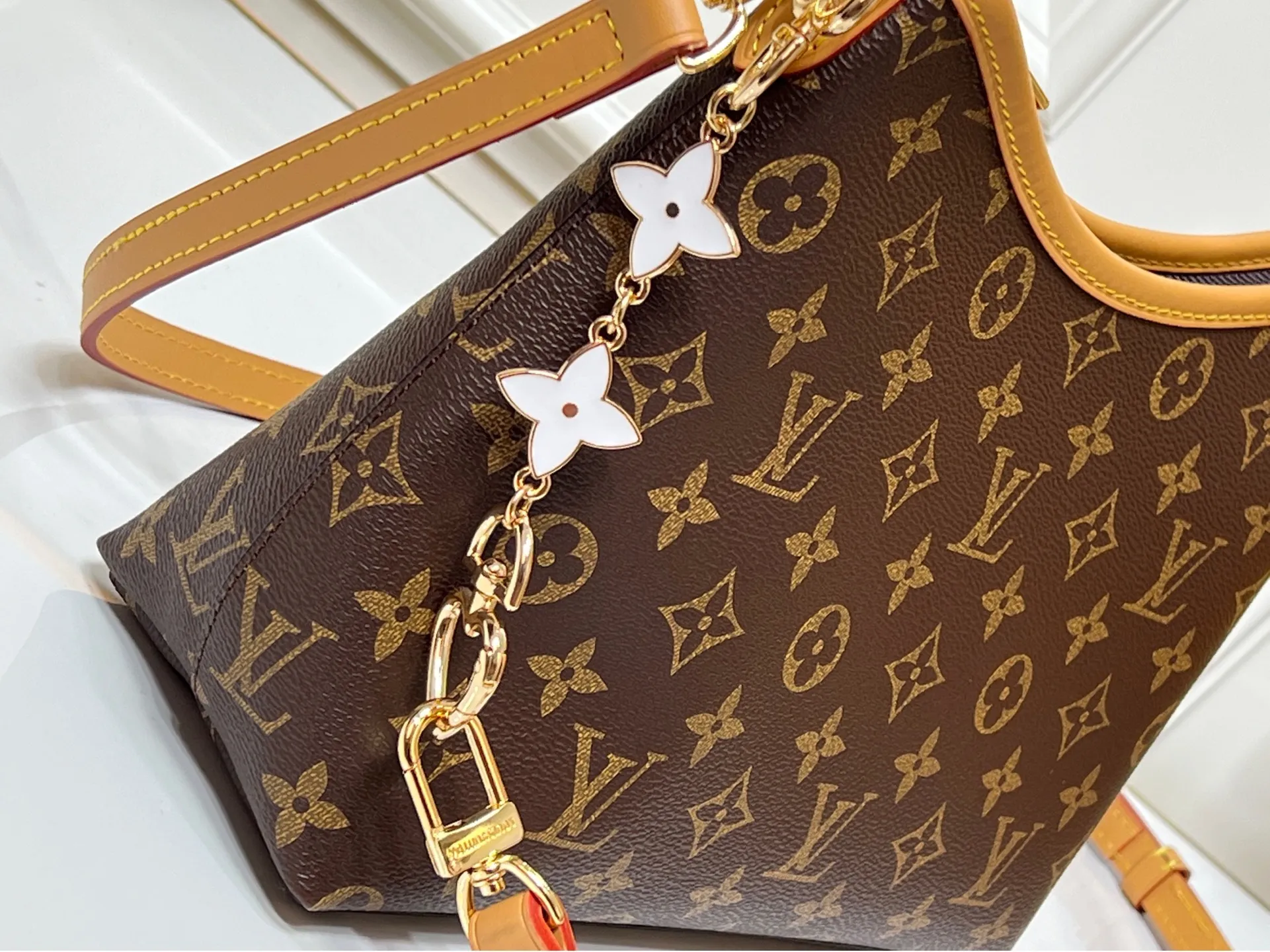 Batch 280💰Upgraded from the original M13689 medium size. This Speedy Bandoulière handbag condenses the brand's traditional Speedy crossbody bag, which is Monogram presbyopia with fabric lining and cow leather trim. The detachable and adjustable leather shoulder strap displays the Louis Vuit signature, and the rolled leather handle adds a carrying option. Dimensions: 30x19x10cm (length x height x width)