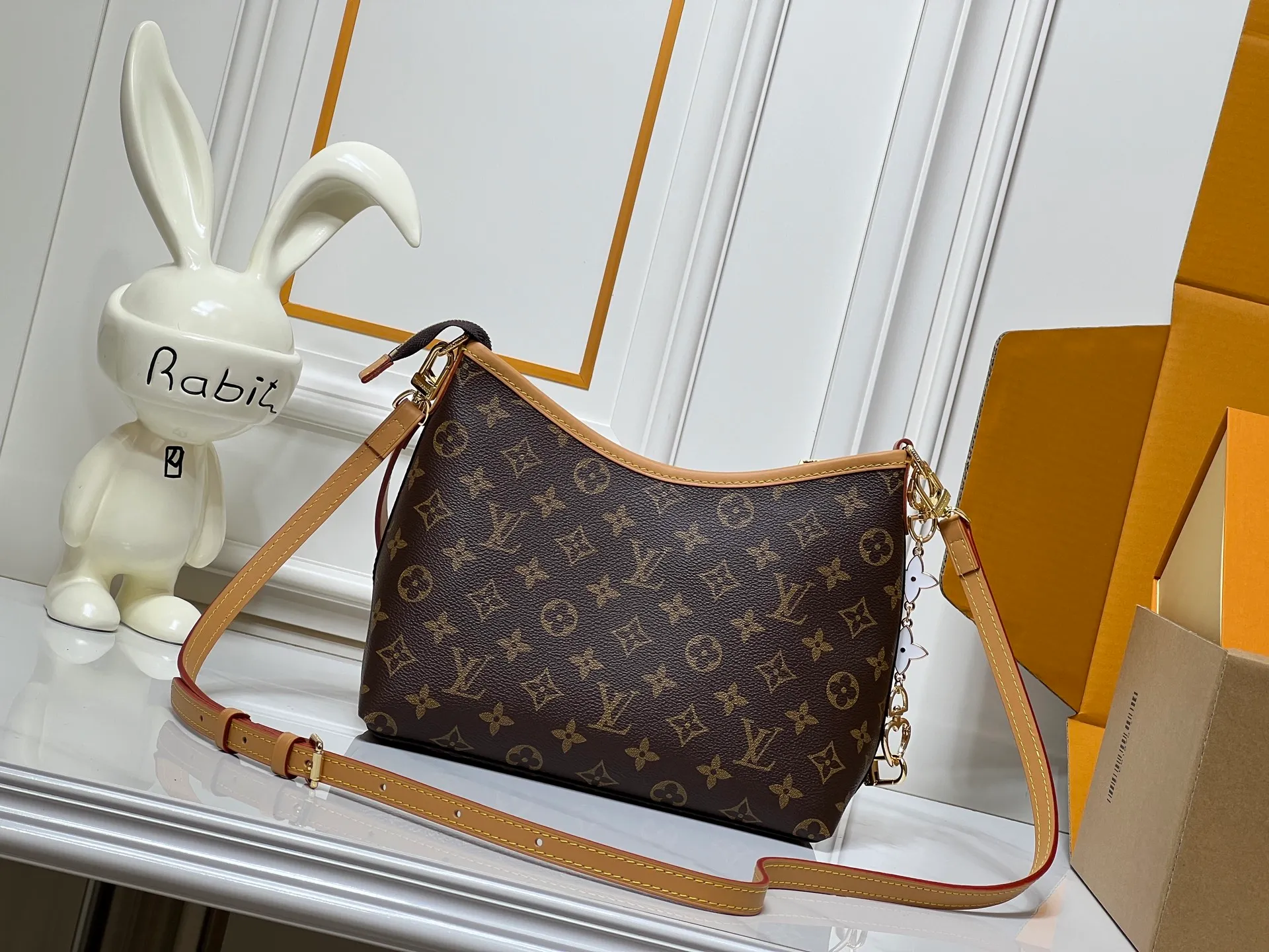 Batch 280💰Upgraded from the original M13689 medium size. This Speedy Bandoulière handbag condenses the brand's traditional Speedy crossbody bag, which is Monogram presbyopia with fabric lining and cow leather trim. The detachable and adjustable leather shoulder strap displays the Louis Vuit signature, and the rolled leather handle adds a carrying option. Dimensions: 30x19x10cm (length x height x width)