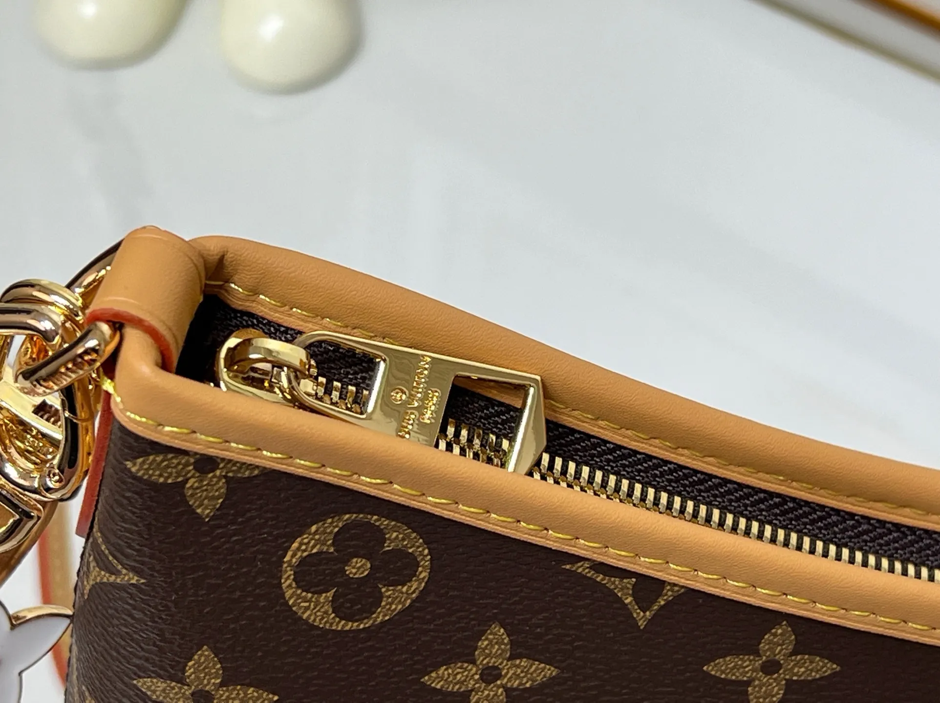 Batch 280💰Upgraded from the original M13689 medium size. This Speedy Bandoulière handbag condenses the brand's traditional Speedy crossbody bag, which is Monogram presbyopia with fabric lining and cow leather trim. The detachable and adjustable leather shoulder strap displays the Louis Vuit signature, and the rolled leather handle adds a carrying option. Dimensions: 30x19x10cm (length x height x width)