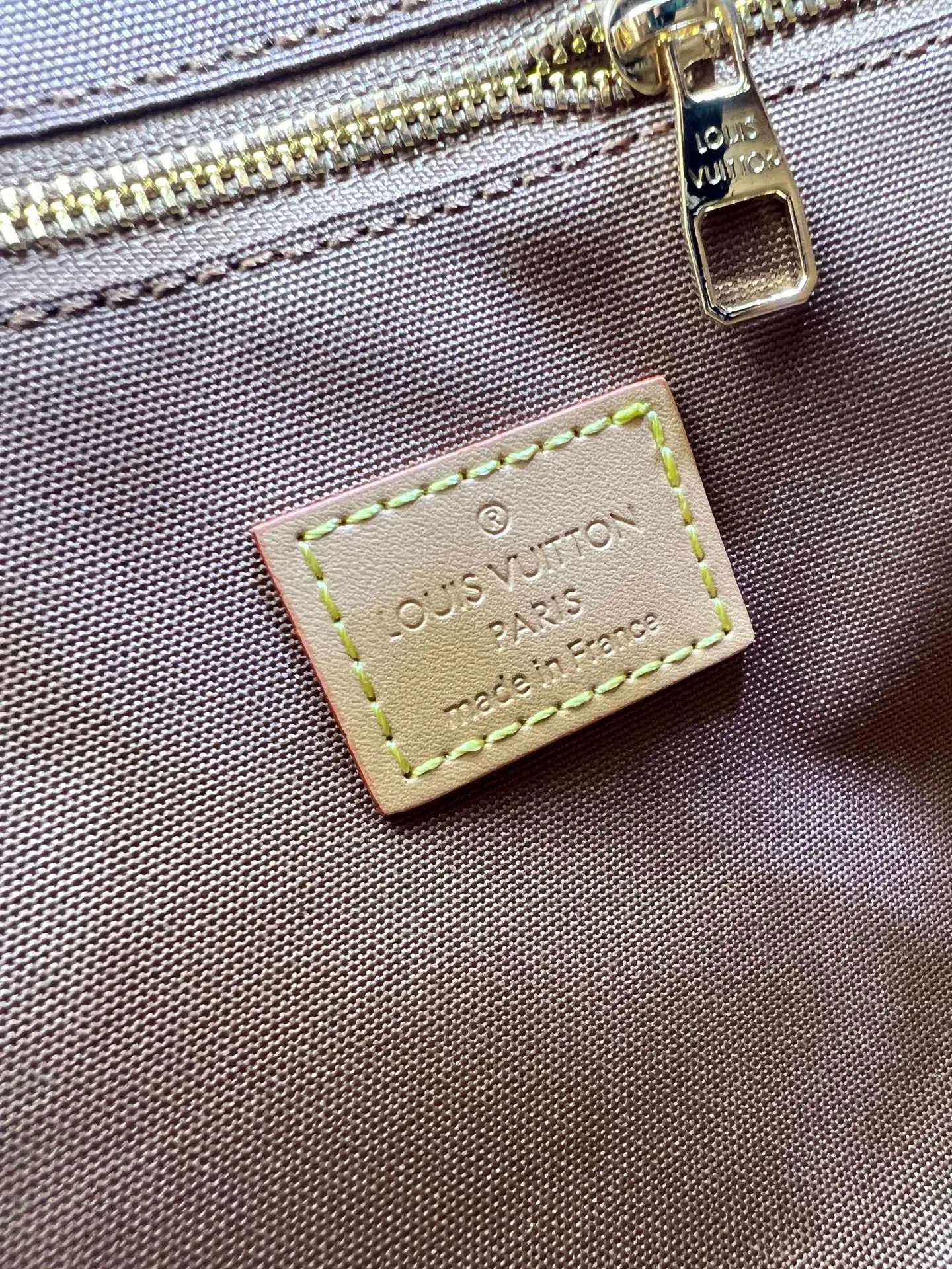 Batch 280💰Upgraded from the original M13689 medium size. This Speedy Bandoulière handbag condenses the brand's traditional Speedy crossbody bag, which is Monogram presbyopia with fabric lining and cow leather trim. The detachable and adjustable leather shoulder strap displays the Louis Vuit signature, and the rolled leather handle adds a carrying option. Dimensions: 30x19x10cm (length x height x width)