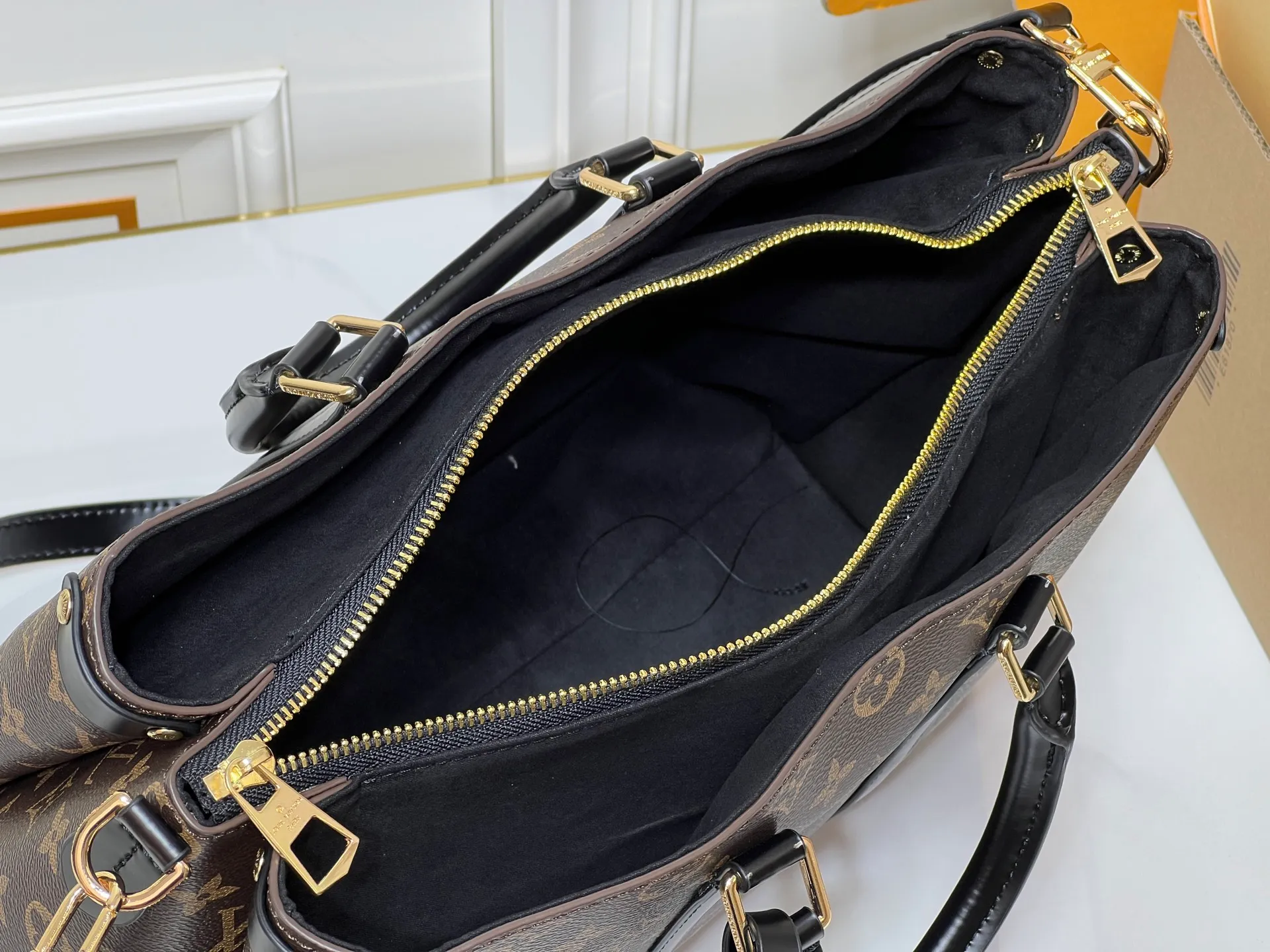 Batch 280💰Upgraded from the original M13689 medium size. This Speedy Bandoulière handbag condenses the brand's traditional Speedy crossbody bag, which is Monogram presbyopia with fabric lining and cow leather trim. The detachable and adjustable leather shoulder strap displays the Louis Vuit signature, and the rolled leather handle adds a carrying option. Dimensions: 30x19x10cm (length x height x width)