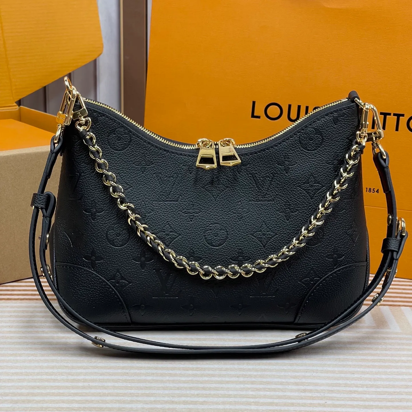 [Upgraded version] P760¥🎭High quality·Semi-steel hardware·Original single-level·Model M12930 black embossed first-layer cowhide BOULOGNE handbag This Boulogne handbag uses Monogram Empreinte leather to reinterpret the classic design, and can show your personality in a variety of carrying methods. An interior slip pocket can easily store your smartphone, and the braided chain is accented with dazzling hardware. Detailed features Dimensions: 29 x 16x9.5 cm (Length x Height