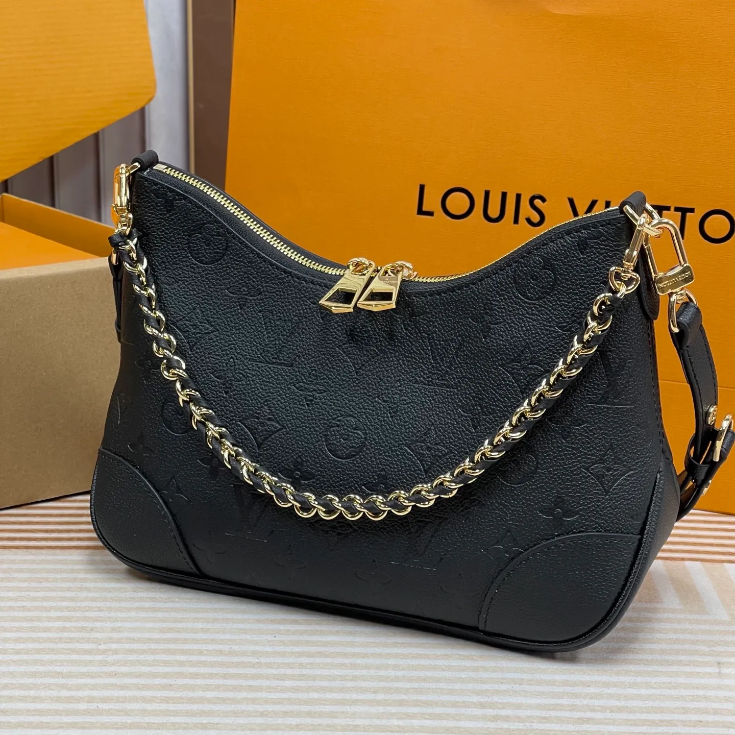 [Upgraded version] P760¥🎭High quality·Semi-steel hardware·Original single-level·Model M12930 black embossed first-layer cowhide BOULOGNE handbag This Boulogne handbag uses Monogram Empreinte leather to reinterpret the classic design, and can show your personality in a variety of carrying methods. An interior slip pocket can easily store your smartphone, and the braided chain is accented with dazzling hardware. Detailed features Dimensions: 29 x 16x9.5 cm (Length x Height