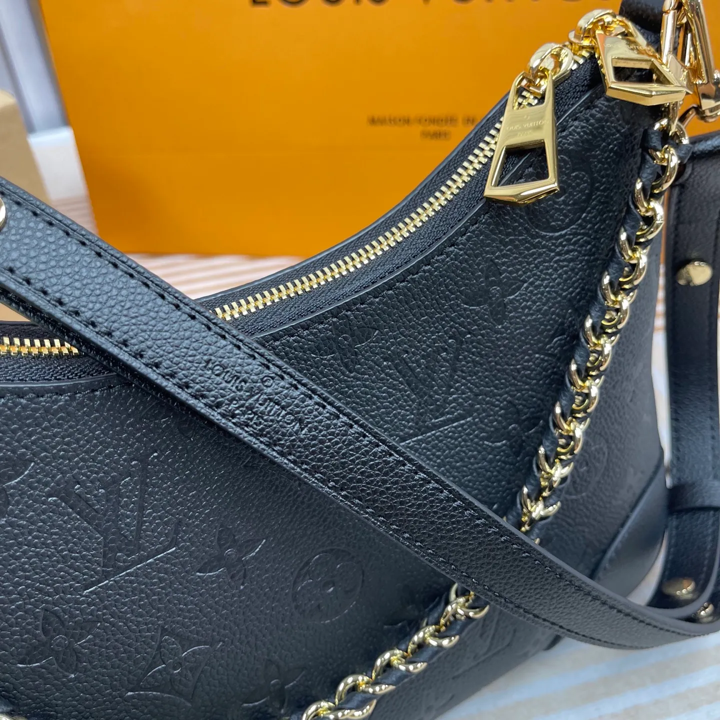 [Upgraded version] P760¥🎭High quality·Semi-steel hardware·Original single-level·Model M12930 black embossed first-layer cowhide BOULOGNE handbag This Boulogne handbag uses Monogram Empreinte leather to reinterpret the classic design, and can show your personality in a variety of carrying methods. An interior slip pocket can easily store your smartphone, and the braided chain is accented with dazzling hardware. Detailed features Dimensions: 29 x 16x9.5 cm (Length x Height