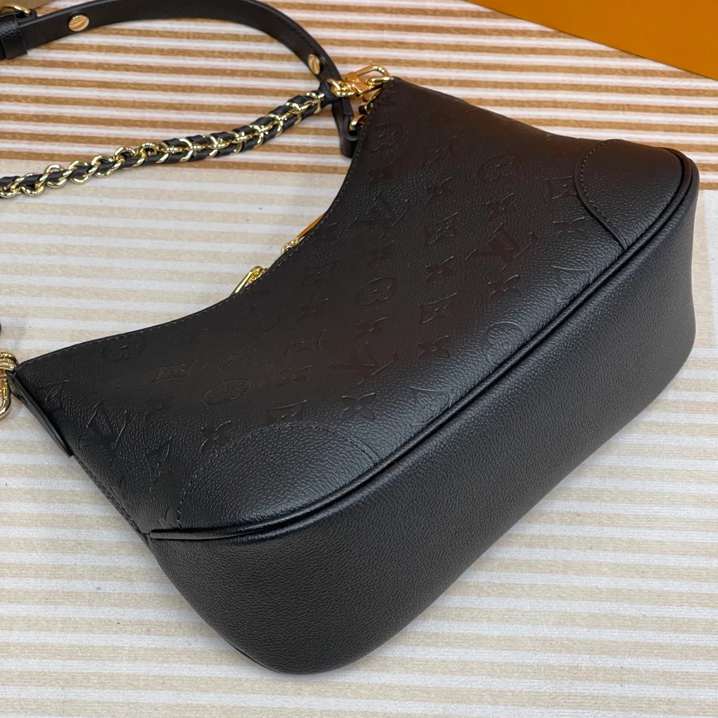 [Upgraded version] P760¥🎭High quality·Semi-steel hardware·Original single-level·Model M12930 black embossed first-layer cowhide BOULOGNE handbag This Boulogne handbag uses Monogram Empreinte leather to reinterpret the classic design, and can show your personality in a variety of carrying methods. An interior slip pocket can easily store your smartphone, and the braided chain is accented with dazzling hardware. Detailed features Dimensions: 29 x 16x9.5 cm (Length x Height