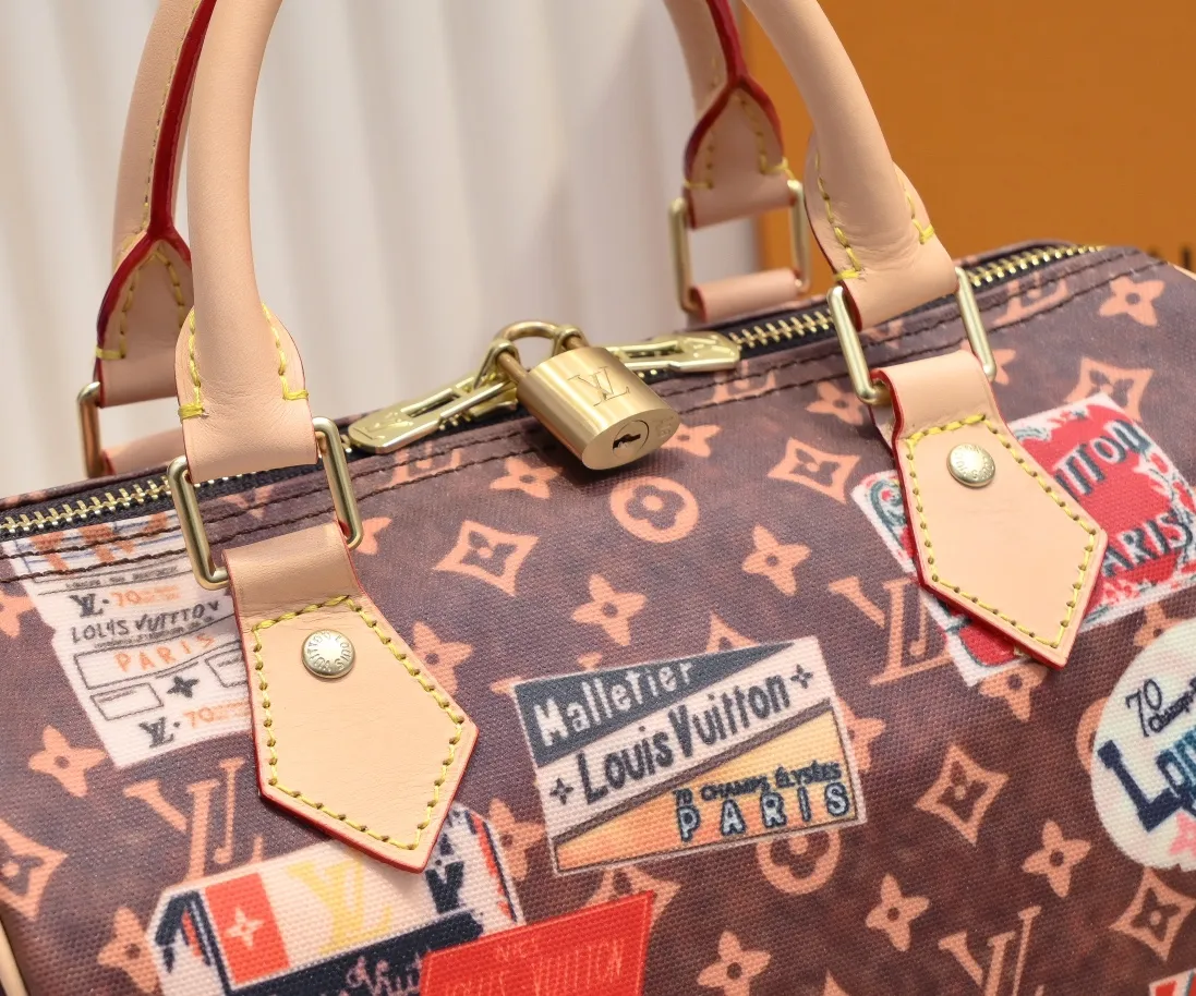 Batch 400💰Changing yellow leather👍M47087 M47086 This Speedy Bandoulière 25 handbag draws inspiration from the brand’s collection of Monogram canvas, adding a transparent resin coating to the cotton and linen blend. A hotel label patch nods to Gaston-Louis Vuitton's legendary collection, and cowhide leather trim highlights heritage. Size: 25cm