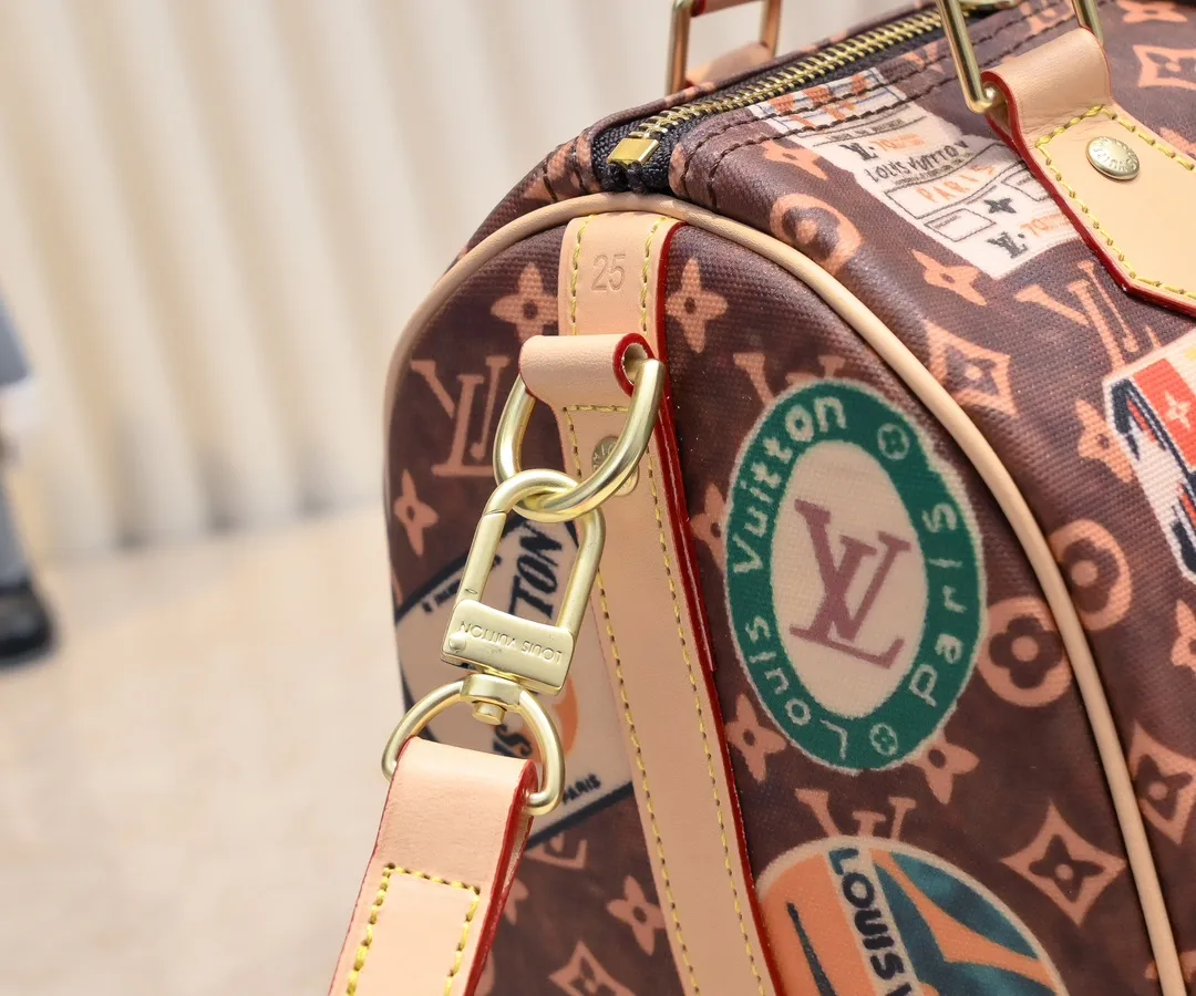 Batch 400💰Changing yellow leather👍M47087 M47086 This Speedy Bandoulière 25 handbag draws inspiration from the brand’s collection of Monogram canvas, adding a transparent resin coating to the cotton and linen blend. A hotel label patch nods to Gaston-Louis Vuitton's legendary collection, and cowhide leather trim highlights heritage. Size: 25cm