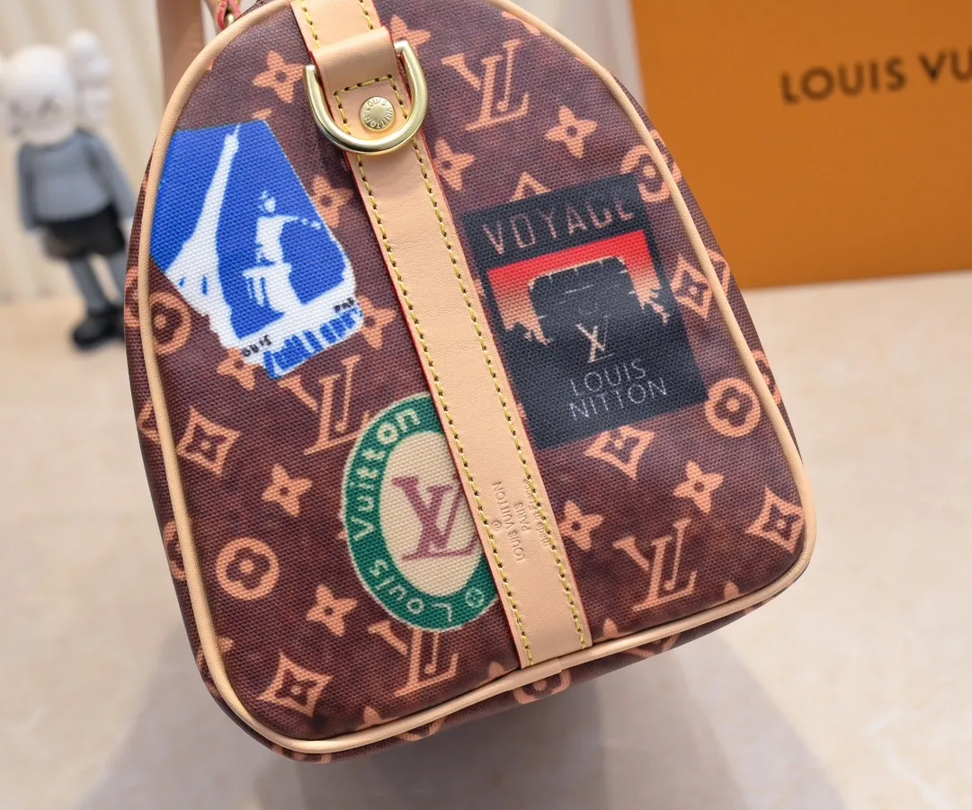 Batch 400💰Changing yellow leather👍M47087 M47086 This Speedy Bandoulière 25 handbag draws inspiration from the brand’s collection of Monogram canvas, adding a transparent resin coating to the cotton and linen blend. A hotel label patch nods to Gaston-Louis Vuitton's legendary collection, and cowhide leather trim highlights heritage. Size: 25cm