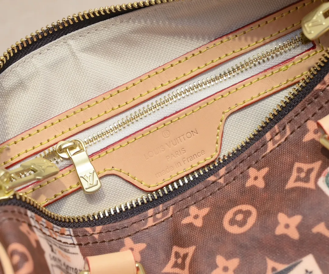 Batch 400💰Changing yellow leather👍M47087 M47086 This Speedy Bandoulière 25 handbag draws inspiration from the brand’s collection of Monogram canvas, adding a transparent resin coating to the cotton and linen blend. A hotel label patch nods to Gaston-Louis Vuitton's legendary collection, and cowhide leather trim highlights heritage. Size: 25cm