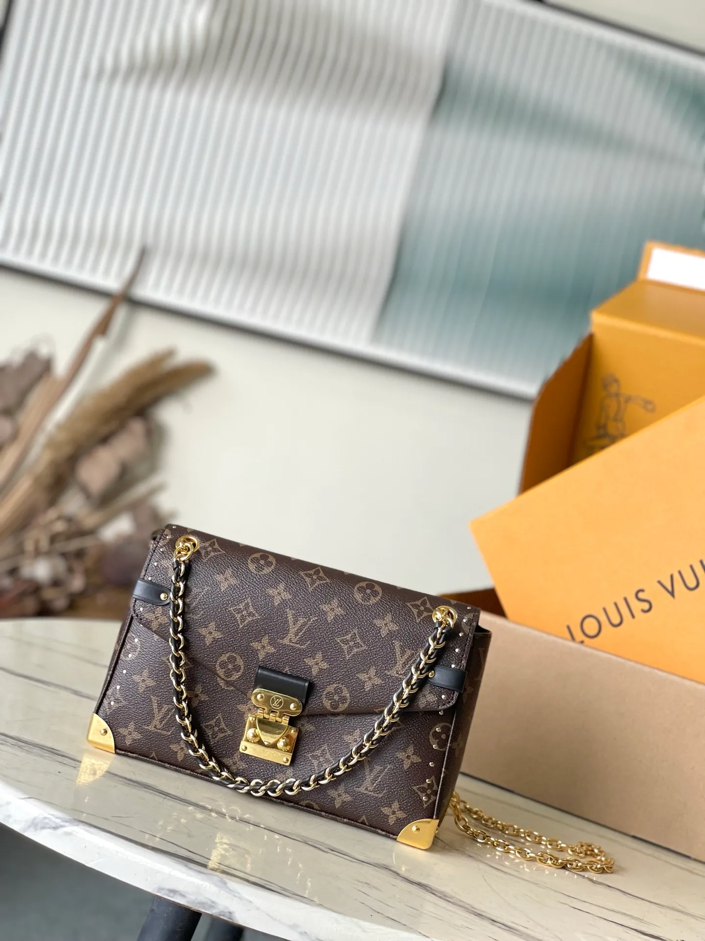 💰1120 The top original M14526 Trunke handbag combines Monogram canvas and metal rivets, with metallic corners and iconic S-lock, highlighting the brand heritage with a retro luggage style. The internal space and zipper pockets make it easy to accommodate daily needs, and the sliding chain shoulder strap expands carrying options. Dimensions: 27 × 16 × 8 cm
