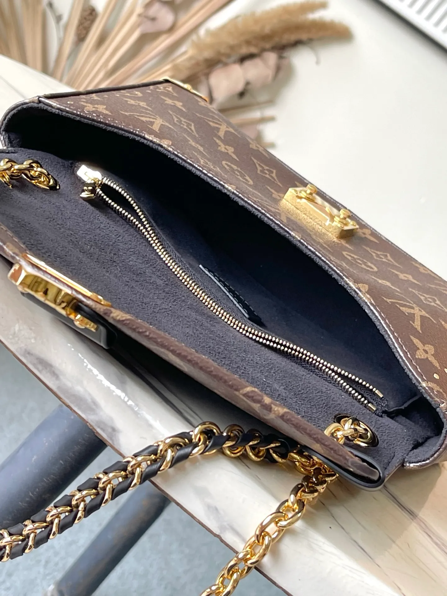 💰1120 The top original M14526 Trunke handbag combines Monogram canvas and metal rivets, with metallic corners and iconic S-lock, highlighting the brand heritage with a retro luggage style. The internal space and zipper pockets make it easy to accommodate daily needs, and the sliding chain shoulder strap expands carrying options. Dimensions: 27 × 16 × 8 cm