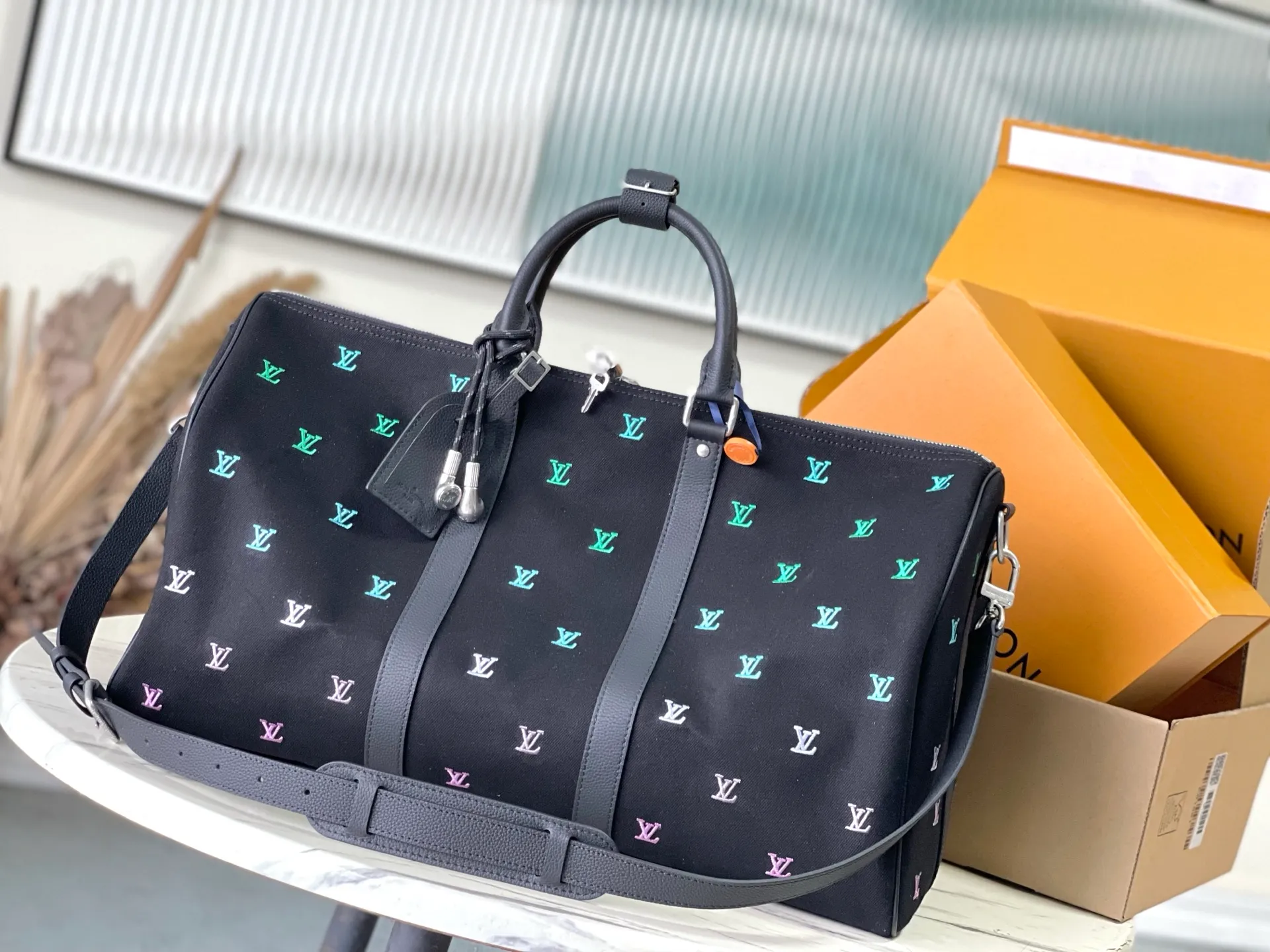 💰1340 (first-grain leather) top original single M13966 Pharrell Williams chose dark LV Blason denim to interpret the Keepall Bandouliere50 travel bag, using keen synesthesia to turn the beating notes into colorful LV letter embroidery, injecting elegance into the classic configuration. Dimensions: 50 × 29 × 23 cm