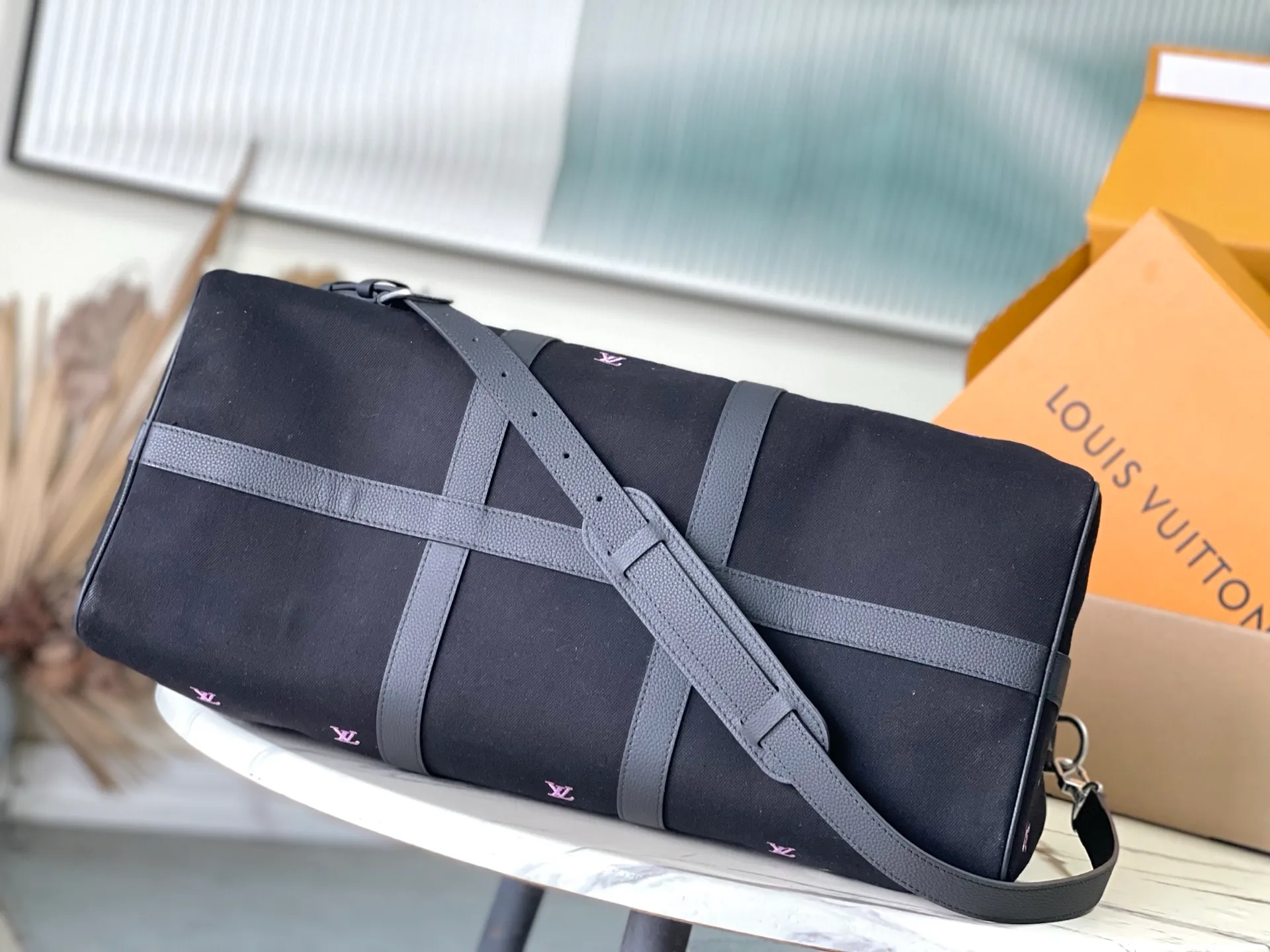 💰1340 (first-grain leather) top original single M13966 Pharrell Williams chose dark LV Blason denim to interpret the Keepall Bandouliere50 travel bag, using keen synesthesia to turn the beating notes into colorful LV letter embroidery, injecting elegance into the classic configuration. Dimensions: 50 × 29 × 23 cm