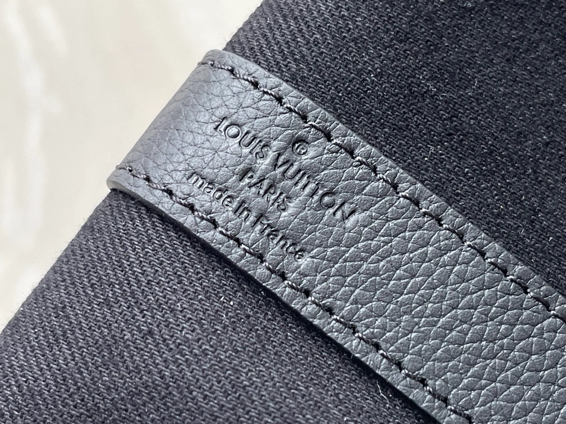 💰1340 (first-grain leather) top original single M13966 Pharrell Williams chose dark LV Blason denim to interpret the Keepall Bandouliere50 travel bag, using keen synesthesia to turn the beating notes into colorful LV letter embroidery, injecting elegance into the classic configuration. Dimensions: 50 × 29 × 23 cm
