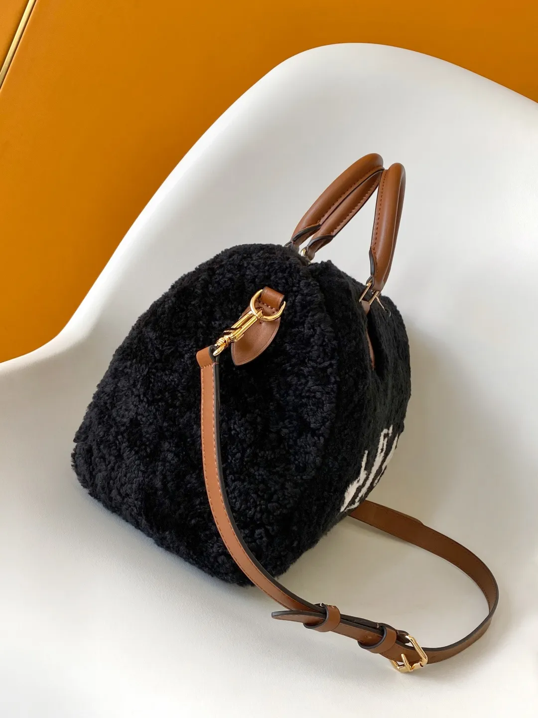 💰1200 Top original order [Speedy Bandoulière 25 handbag] M23468 white M11797 black lamb velvet 🔥Made of soft wool leather with grained leather trim, relying on complex intarsia technology to outline the Giant Monogram pattern, showing the trend of the winter series. Rolled leather top handles and removable and adjustable leather shoulder strap allow for a variety of carrying options. Dimensions: 25.0 x 19.0 x 15.0 cm