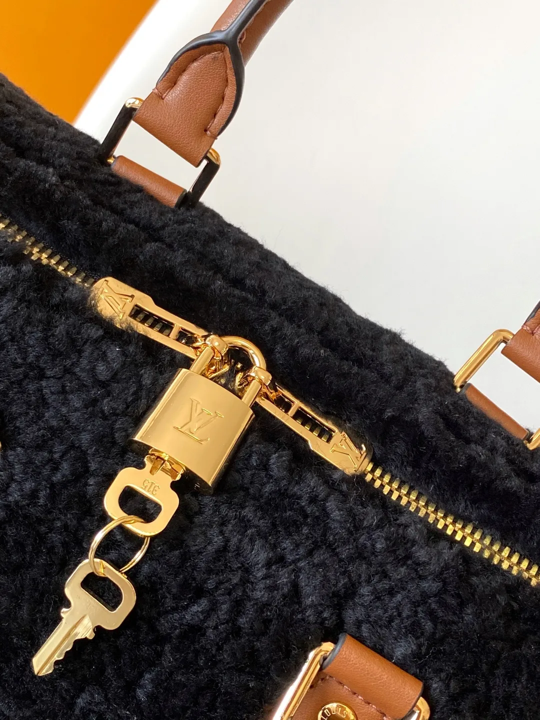 💰1200 Top original order [Speedy Bandoulière 25 handbag] M23468 white M11797 black lamb velvet 🔥Made of soft wool leather with grained leather trim, relying on complex intarsia technology to outline the Giant Monogram pattern, showing the trend of the winter series. Rolled leather top handles and removable and adjustable leather shoulder strap allow for a variety of carrying options. Dimensions: 25.0 x 19.0 x 15.0 cm