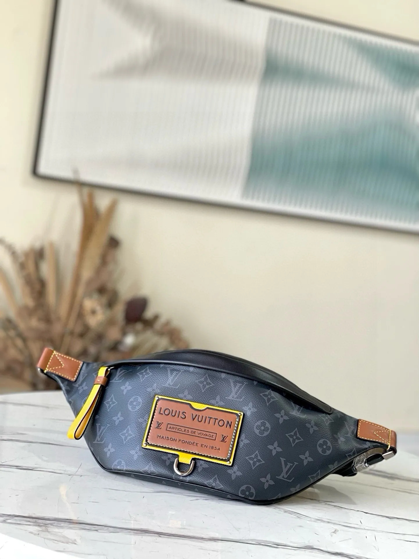 💰740 Top original order M45220 Bumbag presbyopic waist bag, a presbyopic waist bag that became popular all over the world when it was launched last year. The combination of the black flower black leather badge men's waist bag and chest bag is a classic that you will never tire of. It looks like a dumpling and looks cute and fashionable. It looks small but can be packed very well. It is both practical and stylish! Double zippered main compartment, adjustable waistband, and a fitted zippered pocket on the back. Dimensions: 37 x 14 x 13 cm