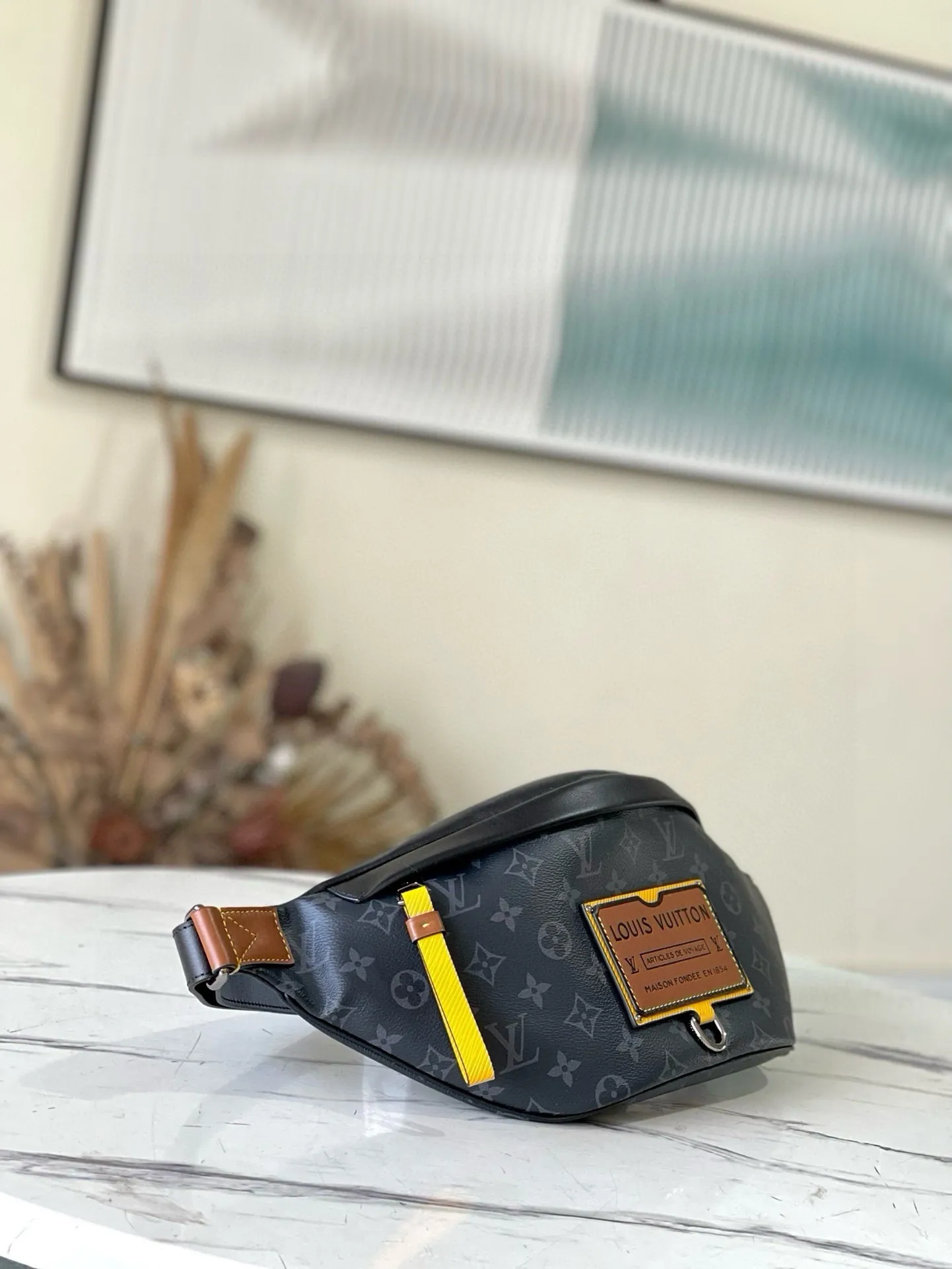 💰740 Top original order M45220 Bumbag presbyopic waist bag, a presbyopic waist bag that became popular all over the world when it was launched last year. The combination of the black flower black leather badge men's waist bag and chest bag is a classic that you will never tire of. It looks like a dumpling and looks cute and fashionable. It looks small but can be packed very well. It is both practical and stylish! Double zippered main compartment, adjustable waistband, and a fitted zippered pocket on the back. Dimensions: 37 x 14 x 13 cm