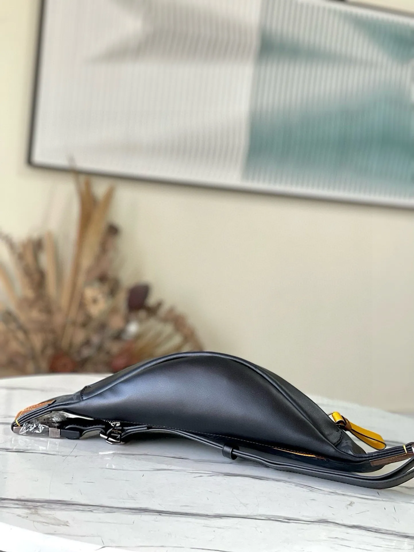 💰740 Top original order M45220 Bumbag presbyopic waist bag, a presbyopic waist bag that became popular all over the world when it was launched last year. The combination of the black flower black leather badge men's waist bag and chest bag is a classic that you will never tire of. It looks like a dumpling and looks cute and fashionable. It looks small but can be packed very well. It is both practical and stylish! Double zippered main compartment, adjustable waistband, and a fitted zippered pocket on the back. Dimensions: 37 x 14 x 13 cm