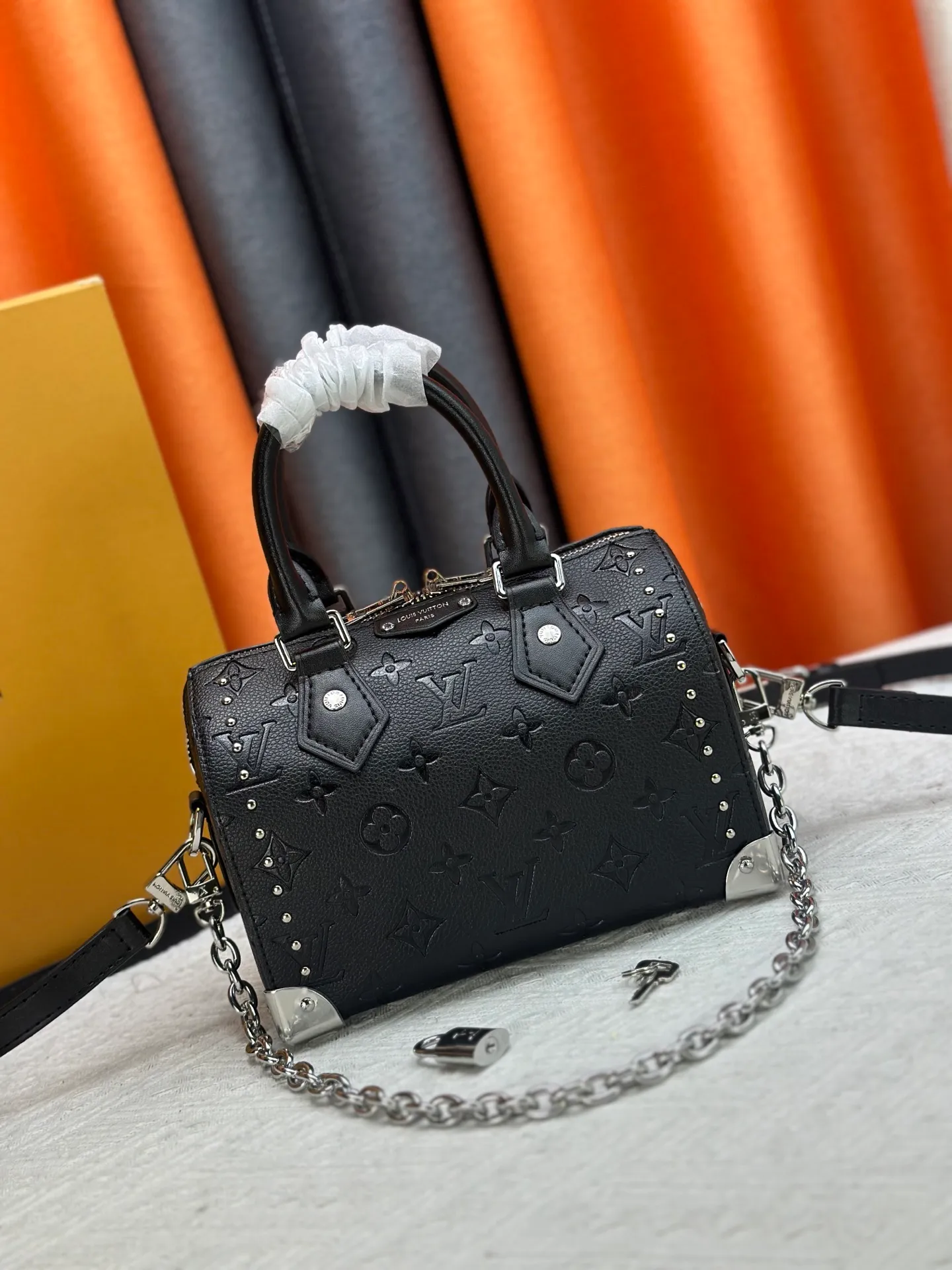 The P280 upgraded original M14575 M13146 Monogram Bold Speedy 20 Trunk handbag appeared in the 2025 Cruise early spring show in Monogram canvas. This time, it is smooth Monogram embossed cow leather integrated with Yingze metal parts, with iconic details such as padlocks, hard case-style corners and detachable braided chains. Internal slip pocket ensures neat storage of daily needs. Dimensions: 20.5 x 13.5 x 11.0 cm (length x height x width)