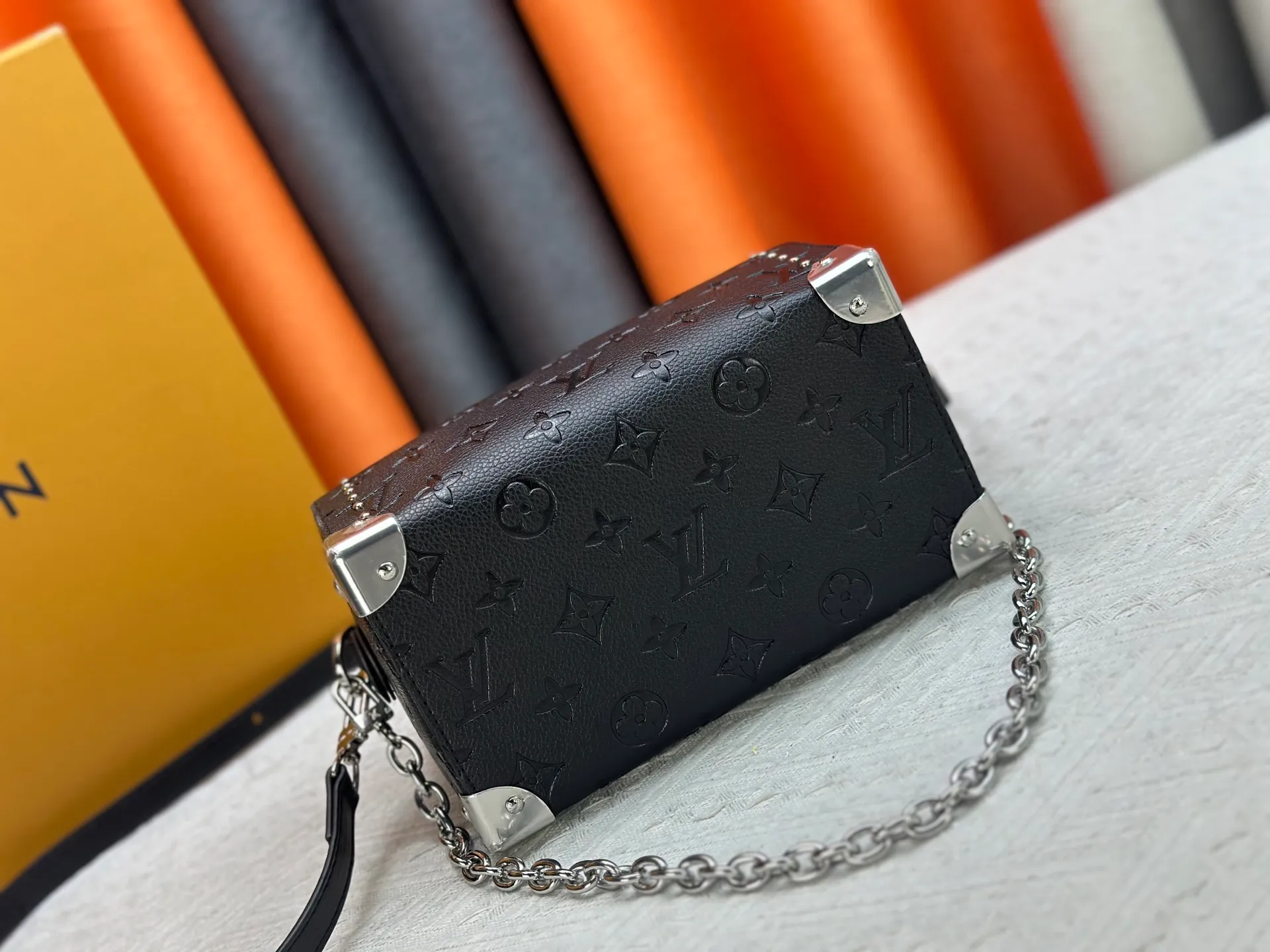 The P280 upgraded original M14575 M13146 Monogram Bold Speedy 20 Trunk handbag appeared in the 2025 Cruise early spring show in Monogram canvas. This time, it is smooth Monogram embossed cow leather integrated with Yingze metal parts, with iconic details such as padlocks, hard case-style corners and detachable braided chains. Internal slip pocket ensures neat storage of daily needs. Dimensions: 20.5 x 13.5 x 11.0 cm (length x height x width)