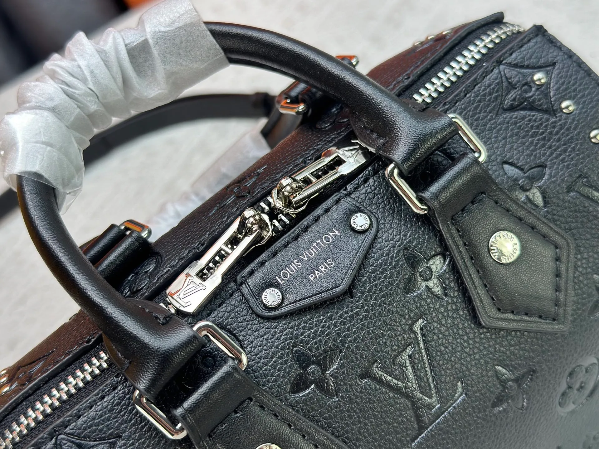 The P280 upgraded original M14575 M13146 Monogram Bold Speedy 20 Trunk handbag appeared in the 2025 Cruise early spring show in Monogram canvas. This time, it is smooth Monogram embossed cow leather integrated with Yingze metal parts, with iconic details such as padlocks, hard case-style corners and detachable braided chains. Internal slip pocket ensures neat storage of daily needs. Dimensions: 20.5 x 13.5 x 11.0 cm (length x height x width)