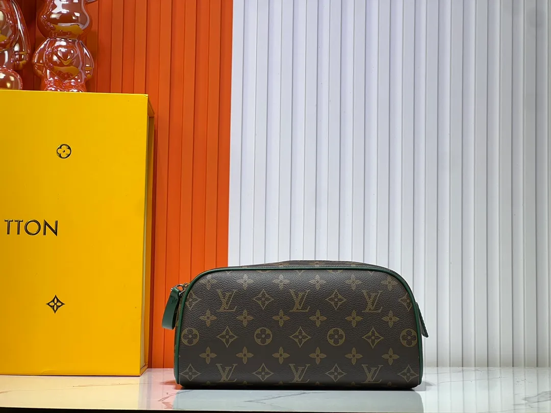 Batch 200💰Upgraded original M11482 M47528 M46354 M46696 N40127 M44494 This Dopp Kit toiletry bag is made of Monogram Eclipse canvas, bringing a restrained choice to Monogram lovers. Plenty of space to store travel essentials, double zippers for secure protection, and wide opening for easy access. 28.0 x 15.0 x 16.5 cm (length x height x width)