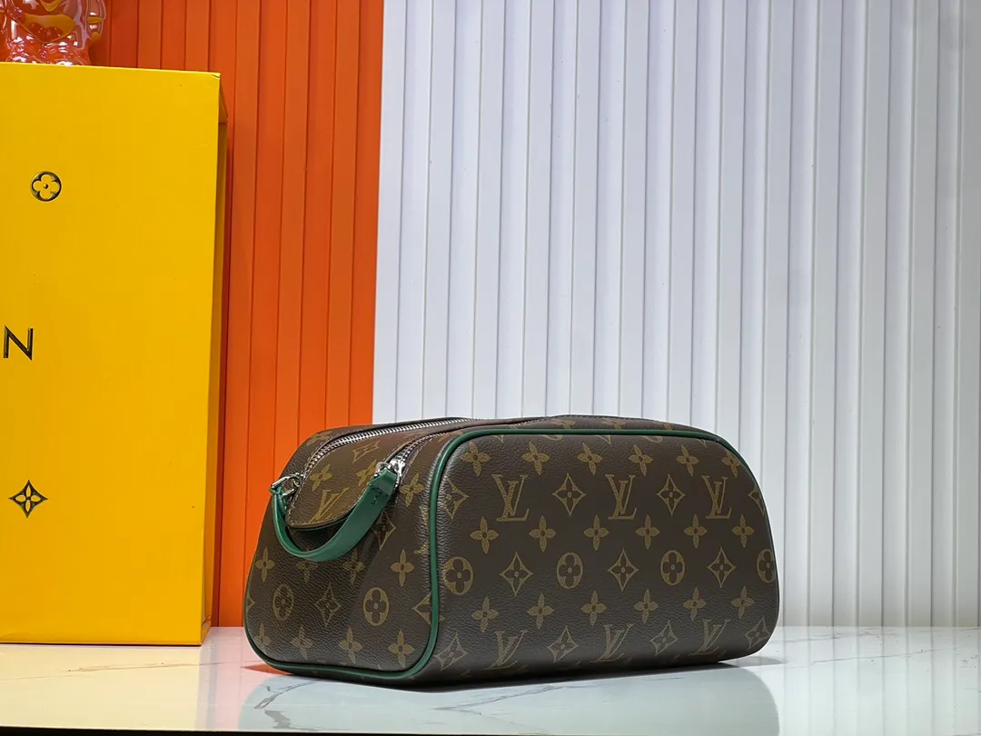 Batch 200💰Upgraded original M11482 M47528 M46354 M46696 N40127 M44494 This Dopp Kit toiletry bag is made of Monogram Eclipse canvas, bringing a restrained choice to Monogram lovers. Plenty of space to store travel essentials, double zippers for secure protection, and wide opening for easy access. 28.0 x 15.0 x 16.5 cm (length x height x width)