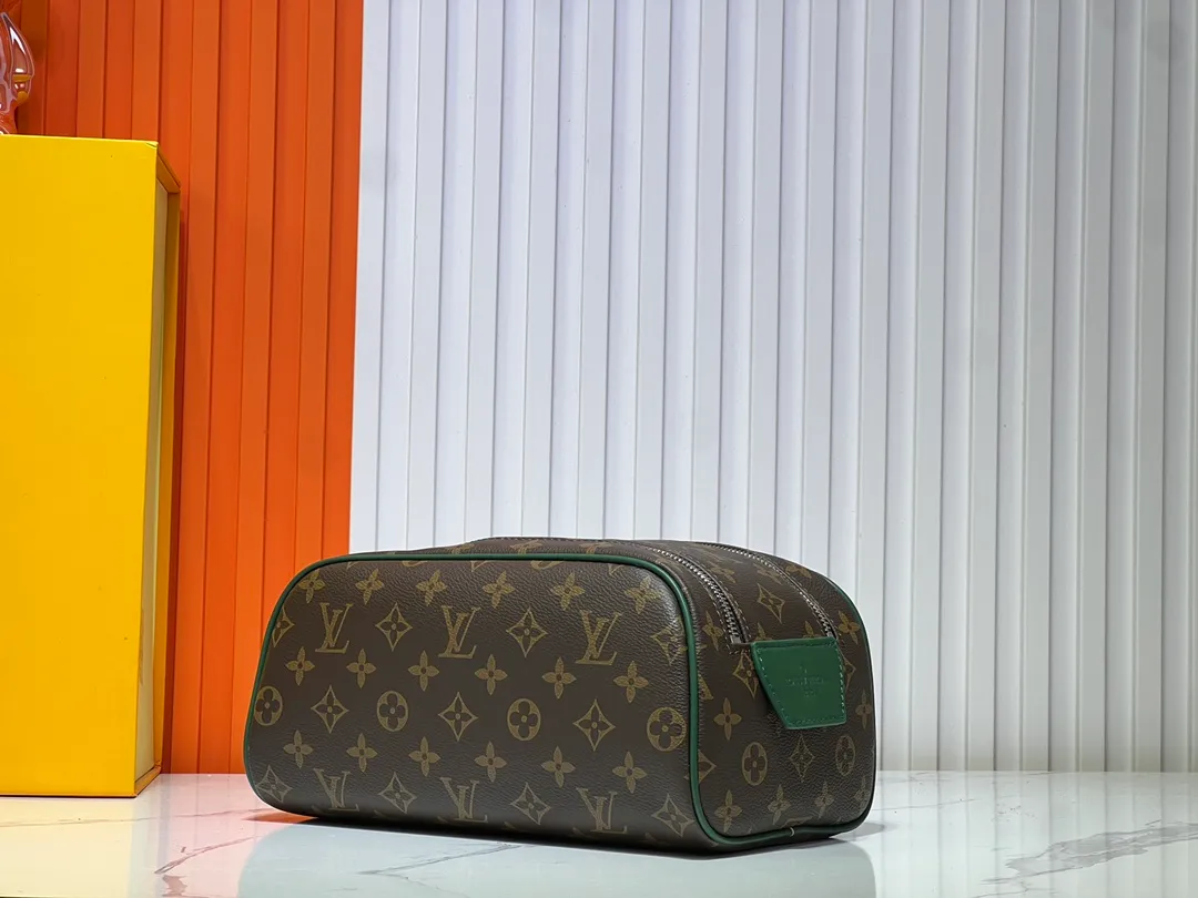 Batch 200💰Upgraded original M11482 M47528 M46354 M46696 N40127 M44494 This Dopp Kit toiletry bag is made of Monogram Eclipse canvas, bringing a restrained choice to Monogram lovers. Plenty of space to store travel essentials, double zippers for secure protection, and wide opening for easy access. 28.0 x 15.0 x 16.5 cm (length x height x width)