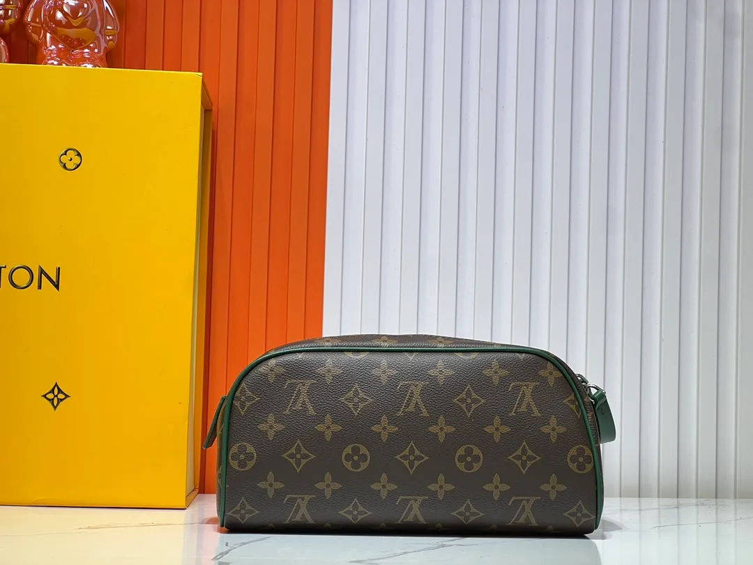 Batch 200💰Upgraded original M11482 M47528 M46354 M46696 N40127 M44494 This Dopp Kit toiletry bag is made of Monogram Eclipse canvas, bringing a restrained choice to Monogram lovers. Plenty of space to store travel essentials, double zippers for secure protection, and wide opening for easy access. 28.0 x 15.0 x 16.5 cm (length x height x width)