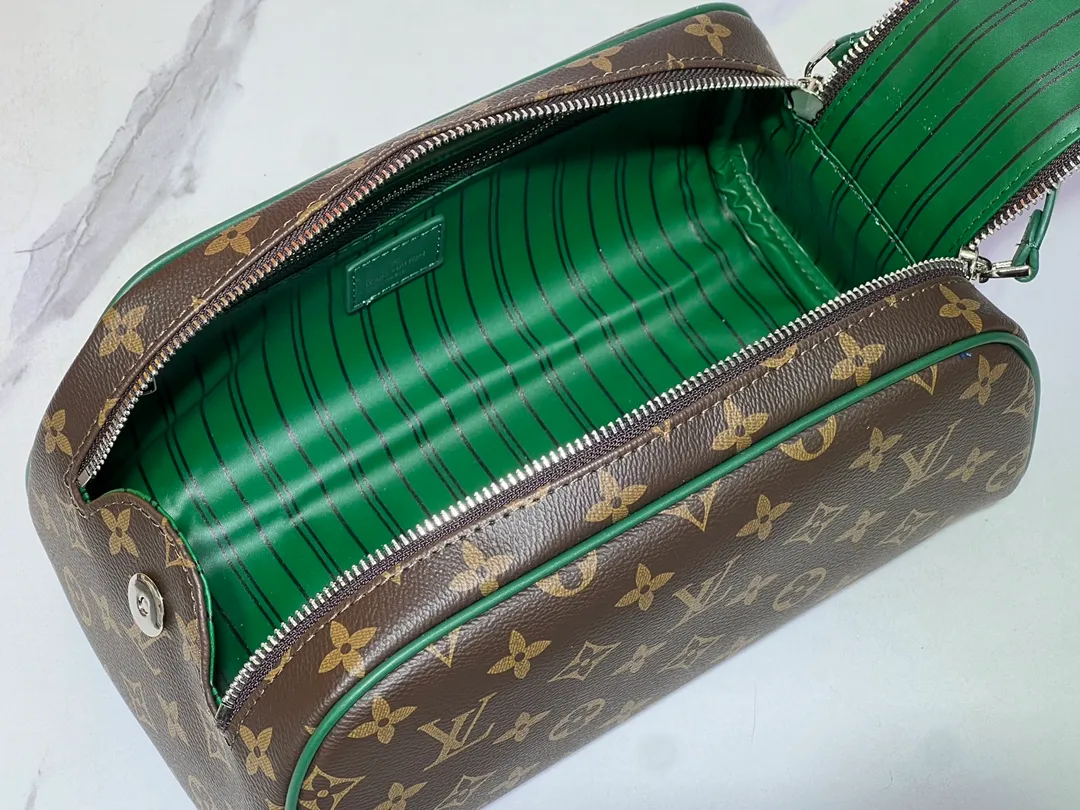 Batch 200💰Upgraded original M11482 M47528 M46354 M46696 N40127 M44494 This Dopp Kit toiletry bag is made of Monogram Eclipse canvas, bringing a restrained choice to Monogram lovers. Plenty of space to store travel essentials, double zippers for secure protection, and wide opening for easy access. 28.0 x 15.0 x 16.5 cm (length x height x width)