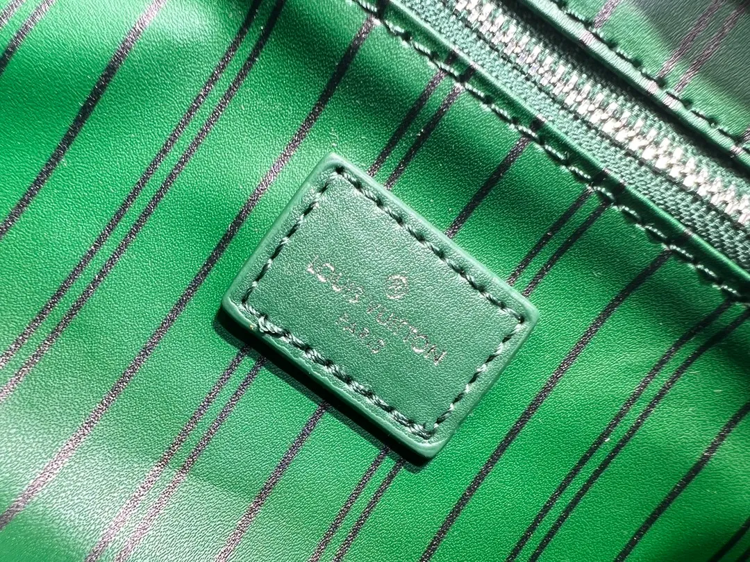 Batch 200💰Upgraded original M11482 M47528 M46354 M46696 N40127 M44494 This Dopp Kit toiletry bag is made of Monogram Eclipse canvas, bringing a restrained choice to Monogram lovers. Plenty of space to store travel essentials, double zippers for secure protection, and wide opening for easy access. 28.0 x 15.0 x 16.5 cm (length x height x width)