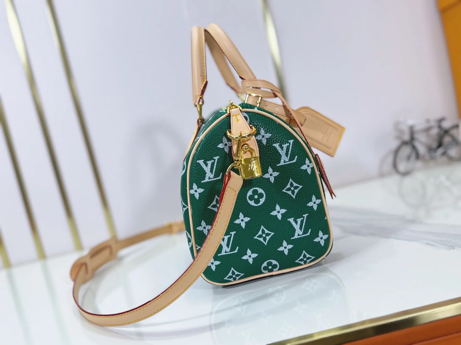 P280 Upgraded original M24424 M24425 M24426 M24423 M24443 M This Speedy Bandoulière 25 Monogram Leather handbag is made of soft cow leather and uses Monogram pattern to reproduce the elegant look and feel of canvas printing. Dazzling metal hardware, sheepskin lining and nameplate all reflect Creative Director Pharrell Williams' relentless attention to detail. Dimensions: 25.0 x 15.0 x 15.0 cm (length x height x width)
