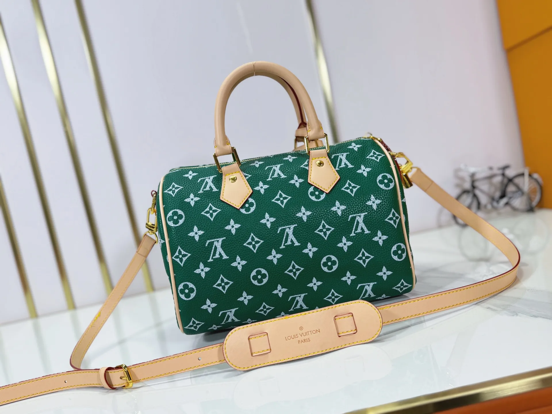 P280 Upgraded original M24424 M24425 M24426 M24423 M24443 M This Speedy Bandoulière 25 Monogram Leather handbag is made of soft cow leather and uses Monogram pattern to reproduce the elegant look and feel of canvas printing. Dazzling metal hardware, sheepskin lining and nameplate all reflect Creative Director Pharrell Williams' relentless attention to detail. Dimensions: 25.0 x 15.0 x 15.0 cm (length x height x width)