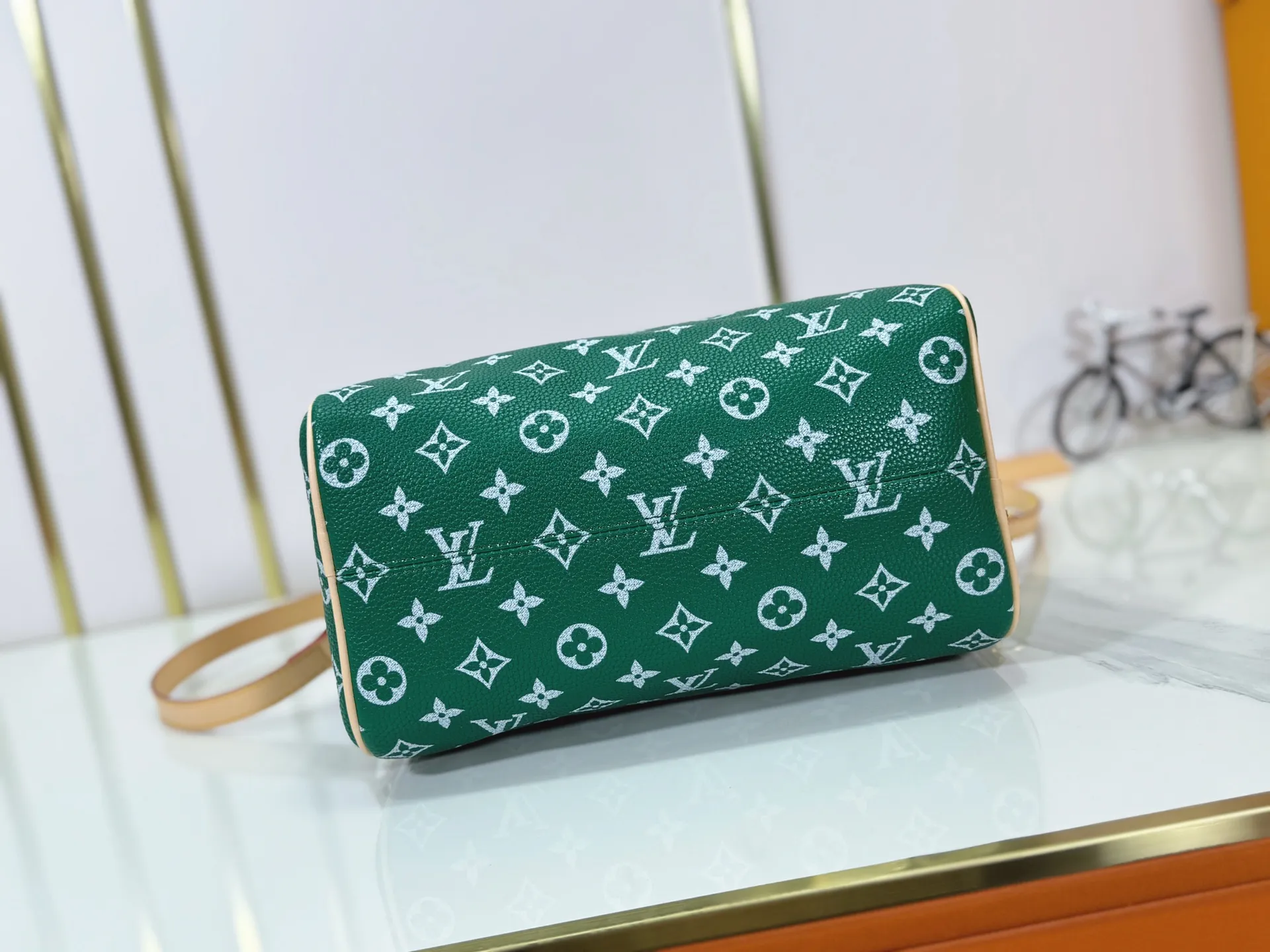 P280 Upgraded original M24424 M24425 M24426 M24423 M24443 M This Speedy Bandoulière 25 Monogram Leather handbag is made of soft cow leather and uses Monogram pattern to reproduce the elegant look and feel of canvas printing. Dazzling metal hardware, sheepskin lining and nameplate all reflect Creative Director Pharrell Williams' relentless attention to detail. Dimensions: 25.0 x 15.0 x 15.0 cm (length x height x width)