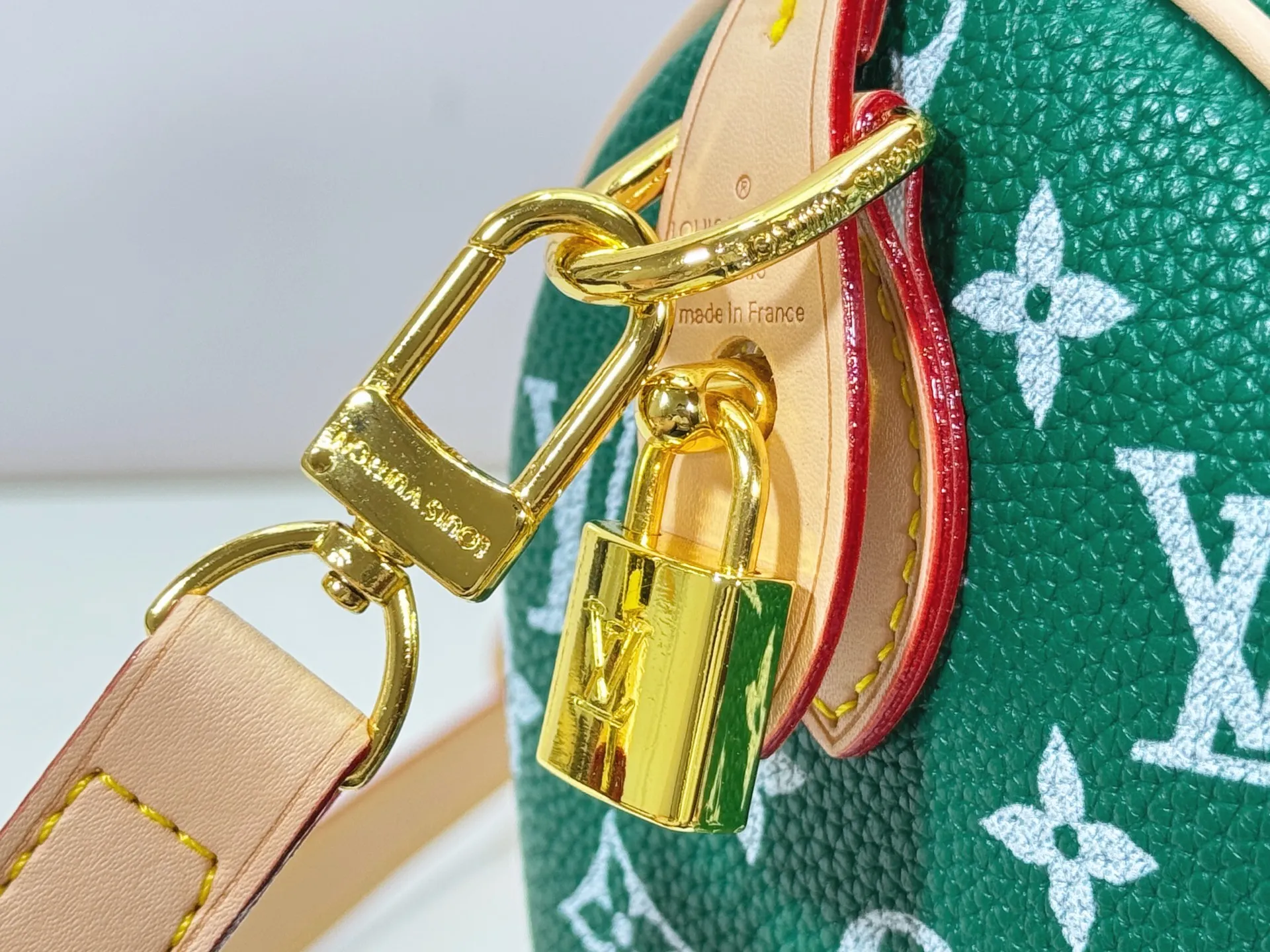 P280 Upgraded original M24424 M24425 M24426 M24423 M24443 M This Speedy Bandoulière 25 Monogram Leather handbag is made of soft cow leather and uses Monogram pattern to reproduce the elegant look and feel of canvas printing. Dazzling metal hardware, sheepskin lining and nameplate all reflect Creative Director Pharrell Williams' relentless attention to detail. Dimensions: 25.0 x 15.0 x 15.0 cm (length x height x width)