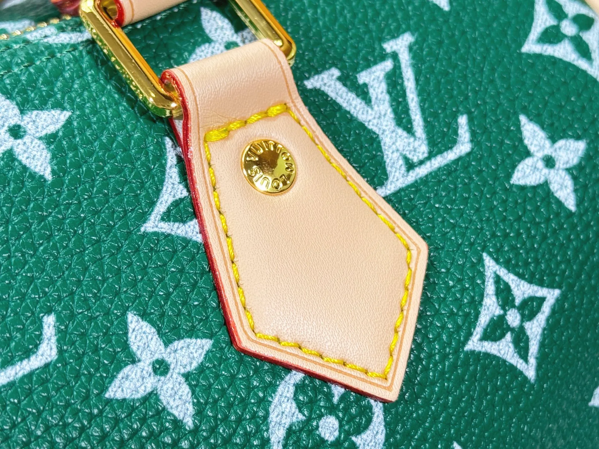 P280 Upgraded original M24424 M24425 M24426 M24423 M24443 M This Speedy Bandoulière 25 Monogram Leather handbag is made of soft cow leather and uses Monogram pattern to reproduce the elegant look and feel of canvas printing. Dazzling metal hardware, sheepskin lining and nameplate all reflect Creative Director Pharrell Williams' relentless attention to detail. Dimensions: 25.0 x 15.0 x 15.0 cm (length x height x width)