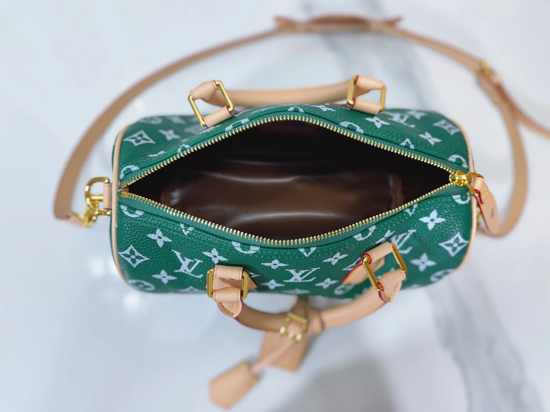 P280 Upgraded original M24424 M24425 M24426 M24423 M24443 M This Speedy Bandoulière 25 Monogram Leather handbag is made of soft cow leather and uses Monogram pattern to reproduce the elegant look and feel of canvas printing. Dazzling metal hardware, sheepskin lining and nameplate all reflect Creative Director Pharrell Williams' relentless attention to detail. Dimensions: 25.0 x 15.0 x 15.0 cm (length x height x width)