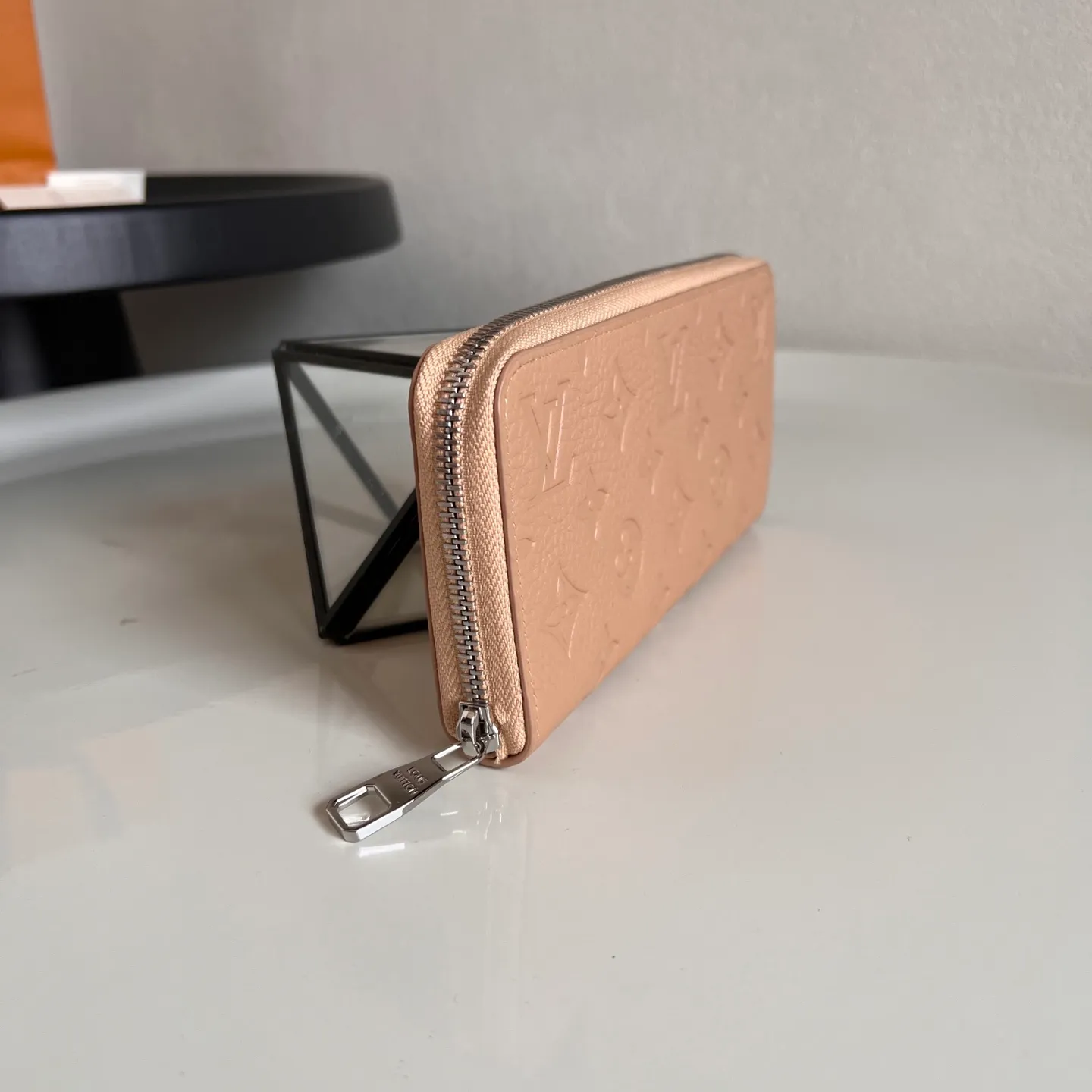 Factory price 460 [Top original order] M14142 Khaki Louis Vuitton Clémence wallet is a model of organic integration of rich practical functions and elegant and compact design. Crafted from iconic Monogram canvas, the bright leather zippers and lining exude a feminine yet lively feel. 20 x 9 x 2 cm (length x height x width)