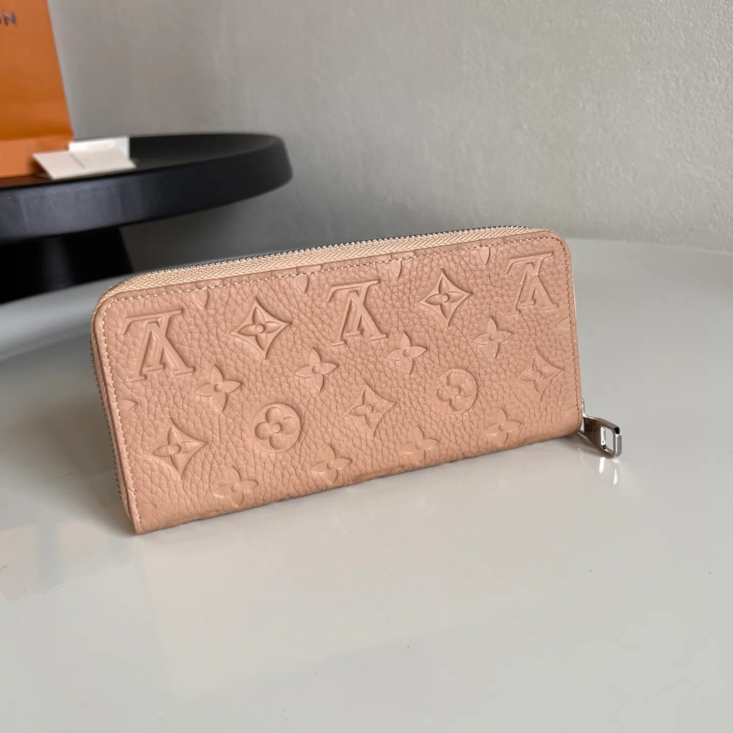 Factory price 460 [Top original order] M14142 Khaki Louis Vuitton Clémence wallet is a model of organic integration of rich practical functions and elegant and compact design. Crafted from iconic Monogram canvas, the bright leather zippers and lining exude a feminine yet lively feel. 20 x 9 x 2 cm (length x height x width)