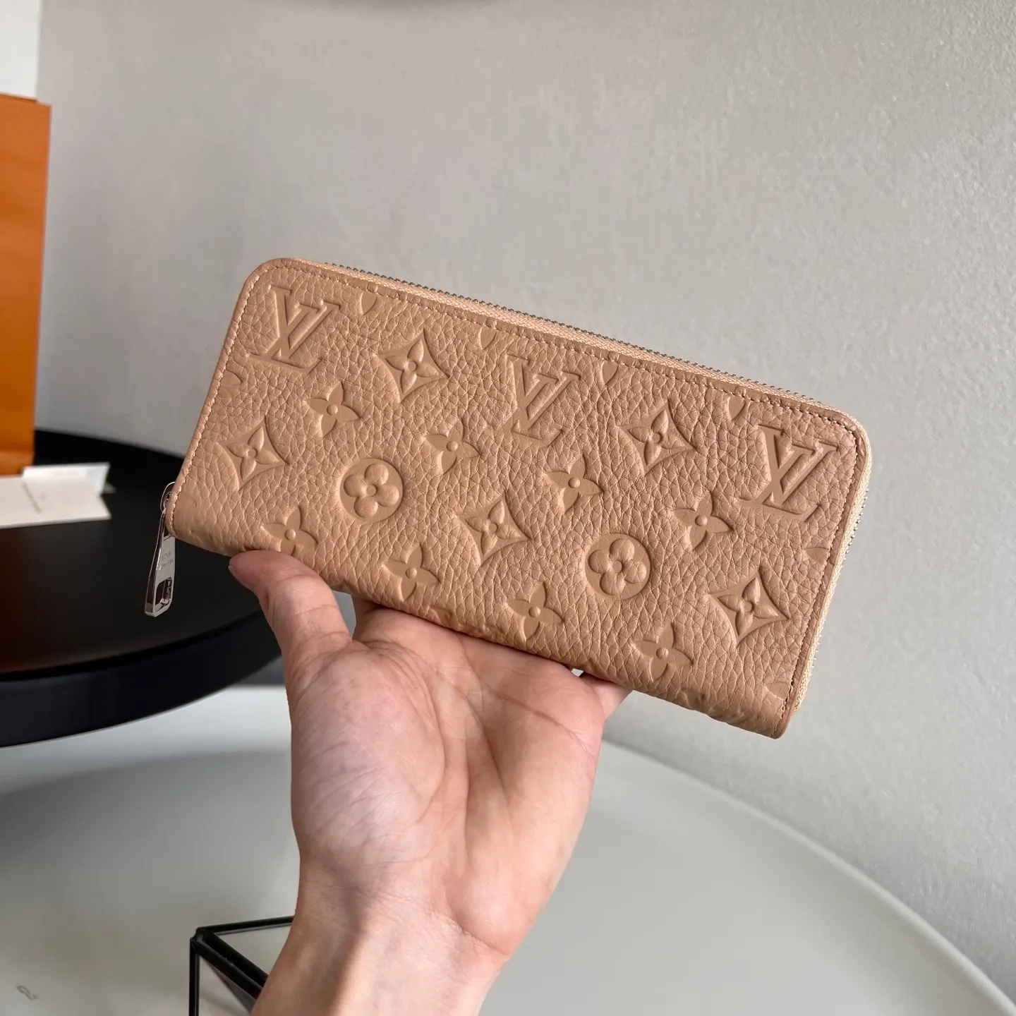 Factory price 460 [Top original order] M14142 Khaki Louis Vuitton Clémence wallet is a model of organic integration of rich practical functions and elegant and compact design. Crafted from iconic Monogram canvas, the bright leather zippers and lining exude a feminine yet lively feel. 20 x 9 x 2 cm (length x height x width)