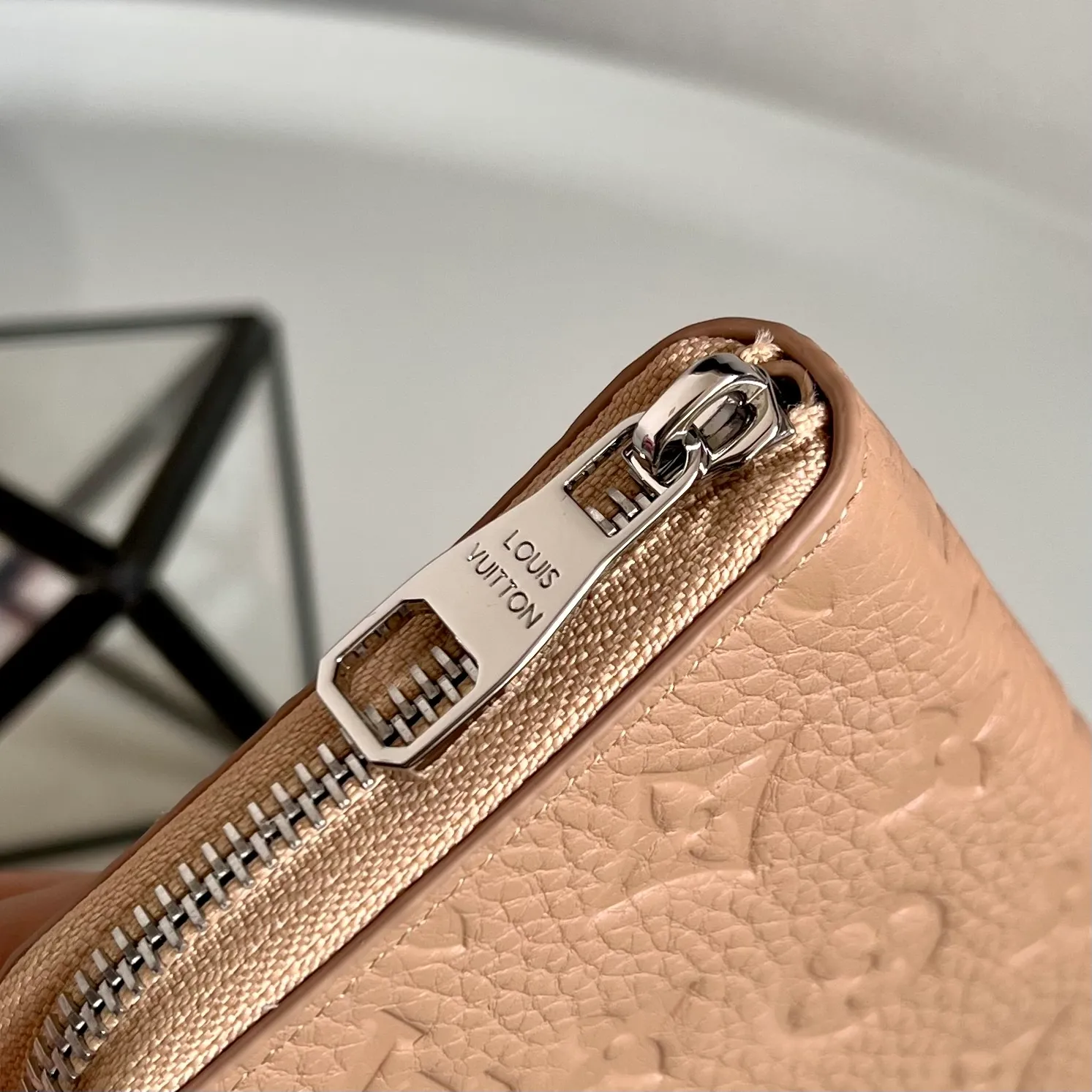 Factory price 460 [Top original order] M14142 Khaki Louis Vuitton Clémence wallet is a model of organic integration of rich practical functions and elegant and compact design. Crafted from iconic Monogram canvas, the bright leather zippers and lining exude a feminine yet lively feel. 20 x 9 x 2 cm (length x height x width)