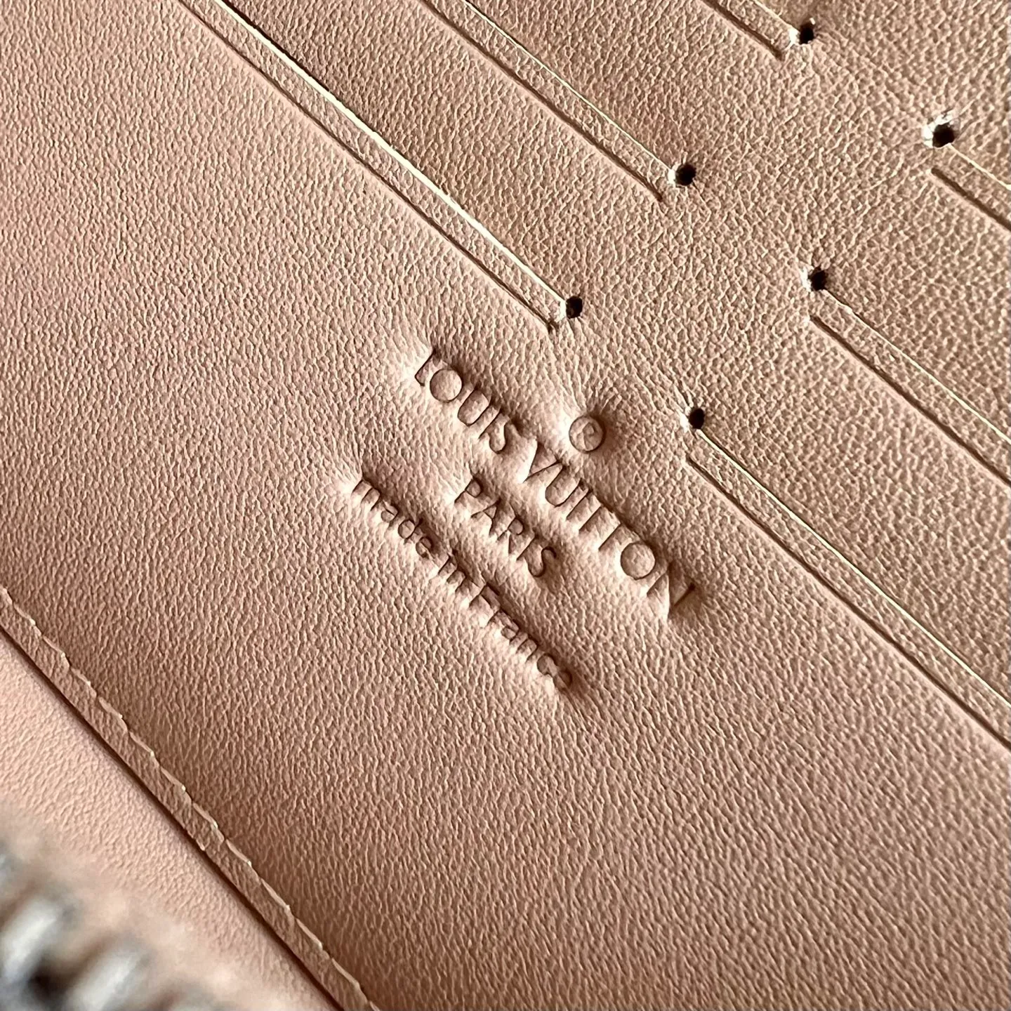 Factory price 460 [Top original order] M14142 Khaki Louis Vuitton Clémence wallet is a model of organic integration of rich practical functions and elegant and compact design. Crafted from iconic Monogram canvas, the bright leather zippers and lining exude a feminine yet lively feel. 20 x 9 x 2 cm (length x height x width)