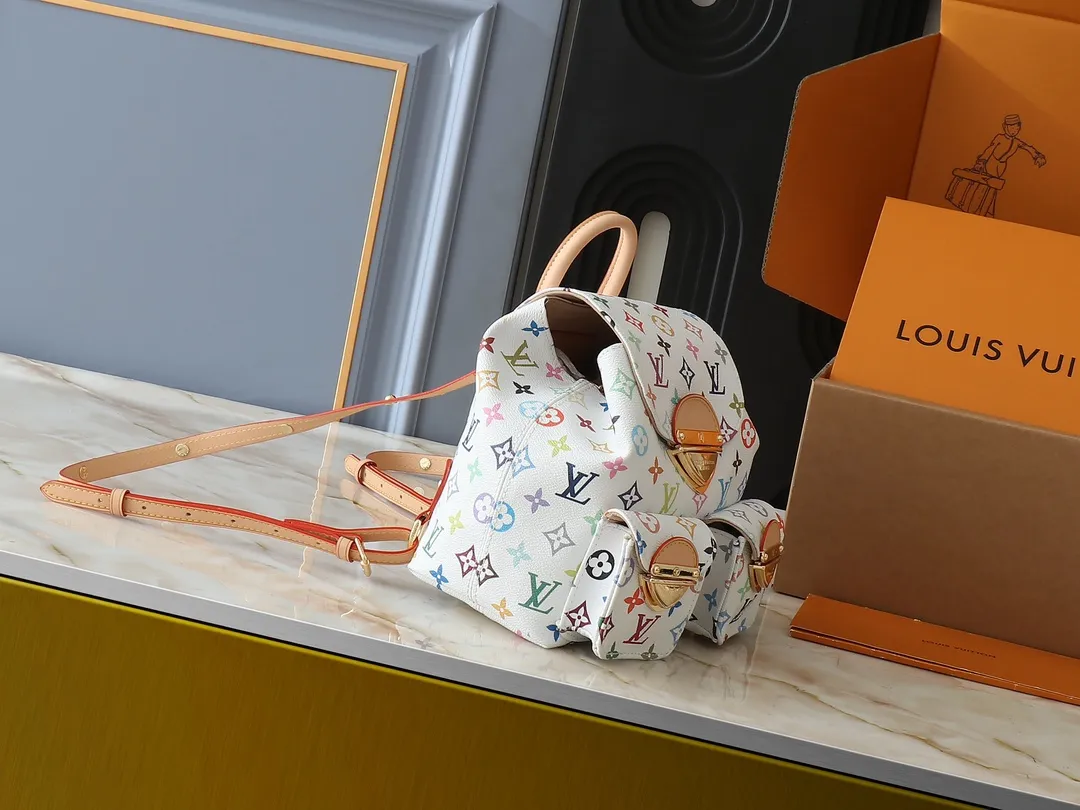 💰340💰Upgraded from the original M13081 M46836. This Venice backpack is made of coated canvas and depicts the Monogram pattern in the distinctive tones of Japanese artist Takashi Murakami, highlighting the agility of the Louis Vuitton x Murakami reissue series. Classic cowhide leather shapes the slim shoulder straps, and large buckles add a metallic sheen to the flap and outer pocket. Dimensions: 24.0 x 26.0 x 7.0 cm (length x height x width)