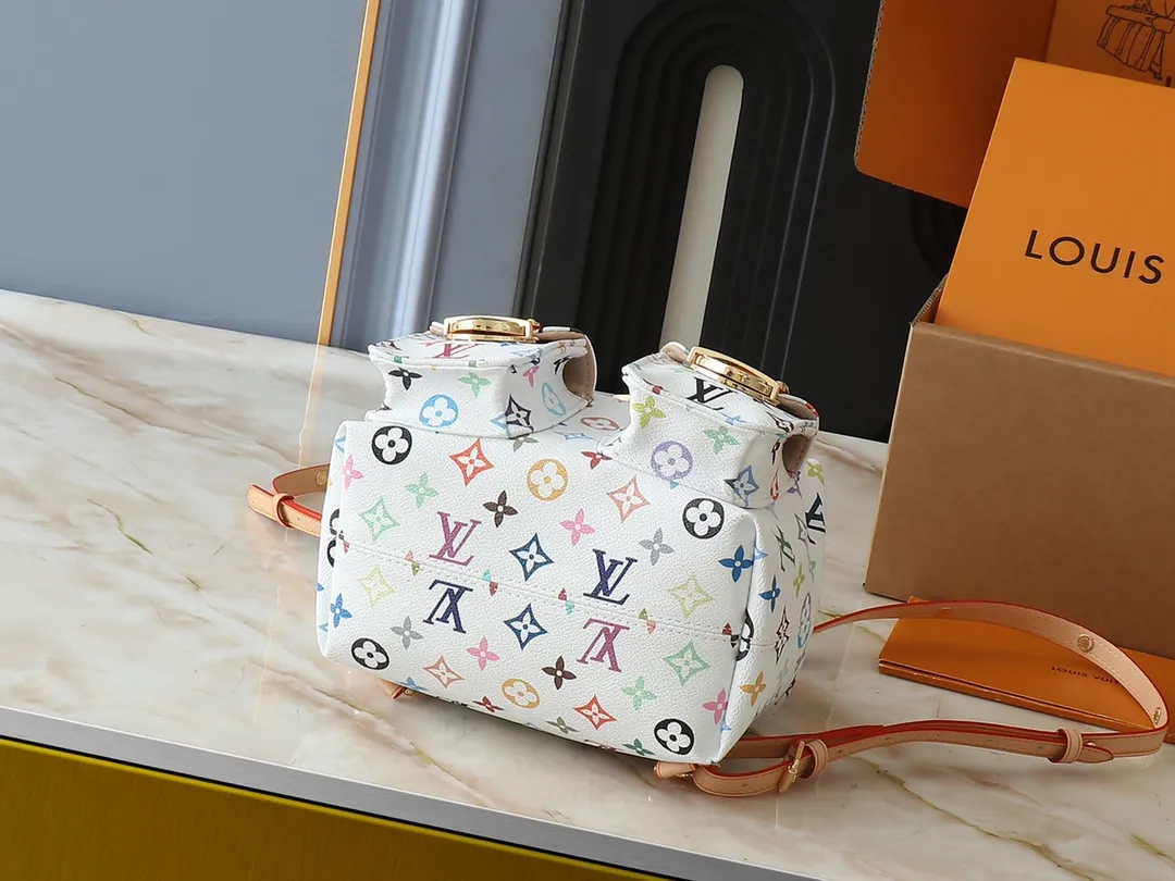 💰340💰Upgraded from the original M13081 M46836. This Venice backpack is made of coated canvas and depicts the Monogram pattern in the distinctive tones of Japanese artist Takashi Murakami, highlighting the agility of the Louis Vuitton x Murakami reissue series. Classic cowhide leather shapes the slim shoulder straps, and large buckles add a metallic sheen to the flap and outer pocket. Dimensions: 24.0 x 26.0 x 7.0 cm (length x height x width)