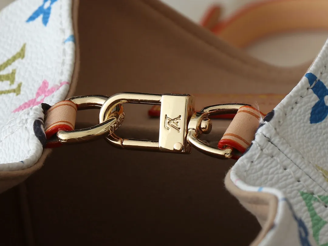 💰340💰Upgraded from the original M13081 M46836. This Venice backpack is made of coated canvas and depicts the Monogram pattern in the distinctive tones of Japanese artist Takashi Murakami, highlighting the agility of the Louis Vuitton x Murakami reissue series. Classic cowhide leather shapes the slim shoulder straps, and large buckles add a metallic sheen to the flap and outer pocket. Dimensions: 24.0 x 26.0 x 7.0 cm (length x height x width)